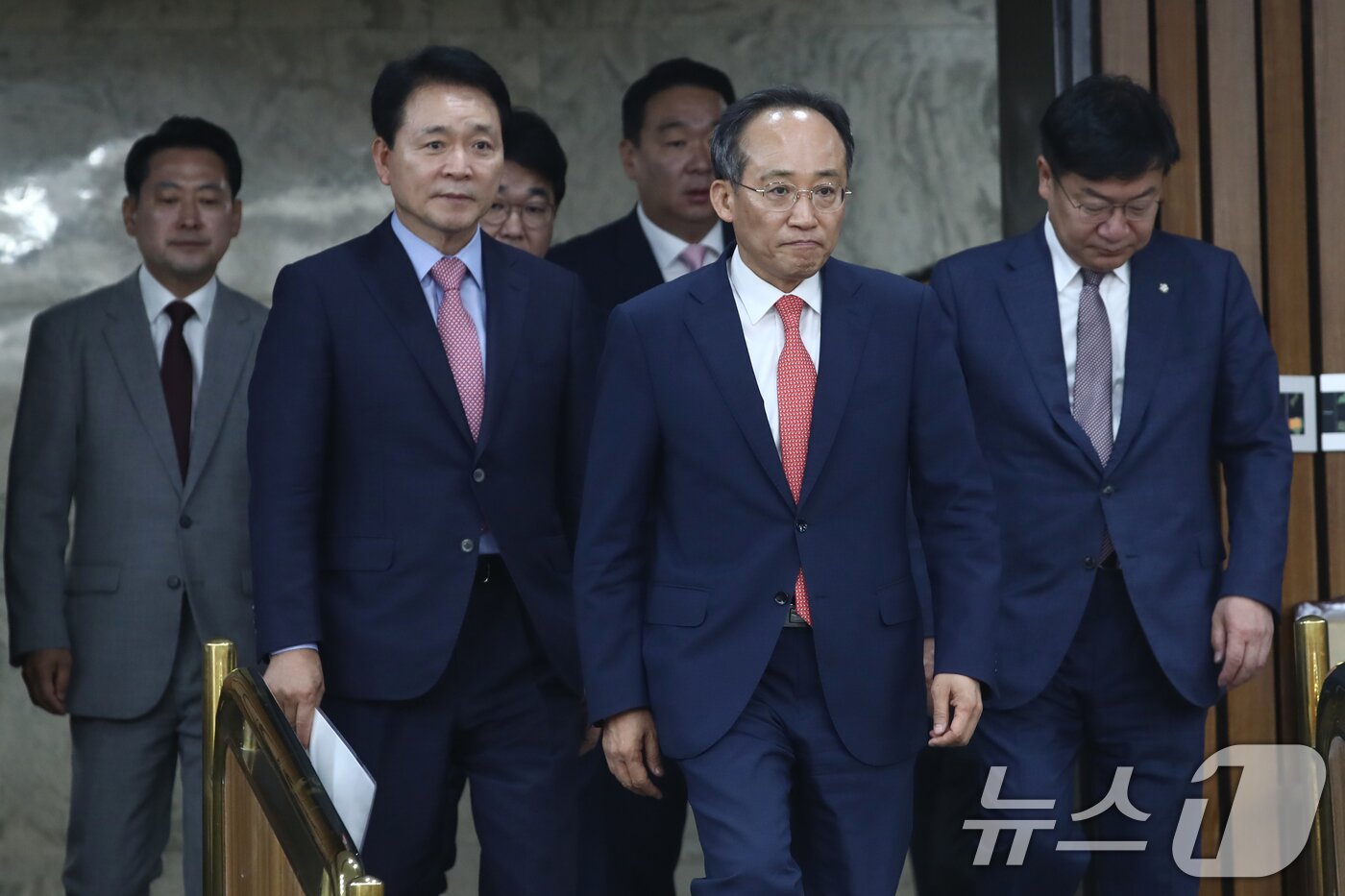 본문 이미지 - 추경호 국민의힘 원내대표와 정점식 정책위의장, 성일종 사무총장이 24일 오전 서울 여의도 국회에서 열린 원내대책회의에 참석하고 있다. 2024.5.24/뉴스1 ⓒ News1 이광호 기자