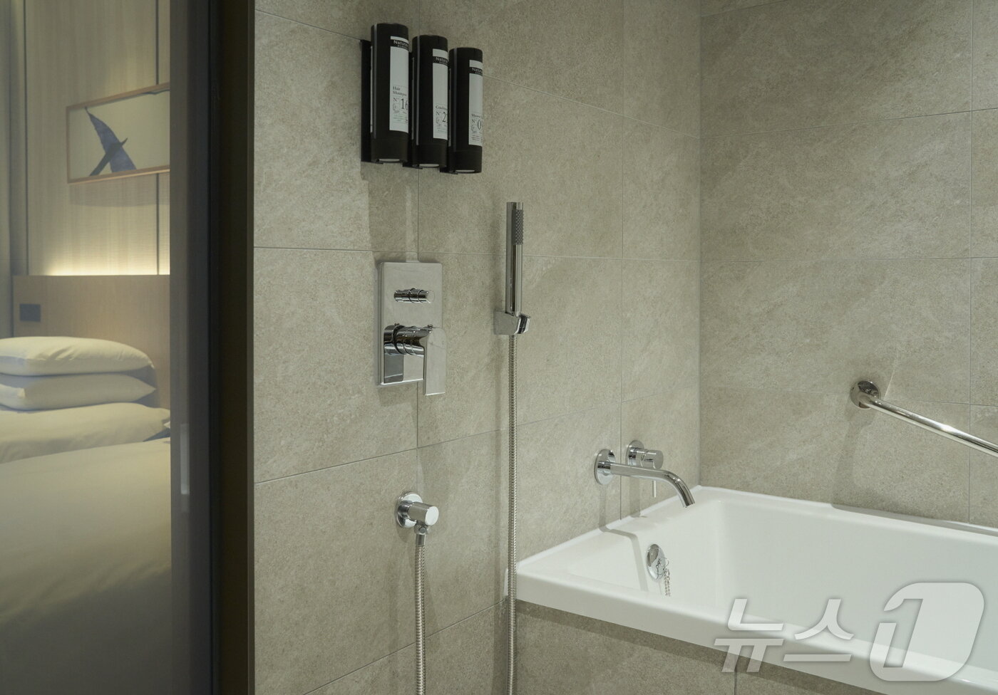 본문 이미지 - 스탠다드 트윈 욕실(메이필드호텔 제공)