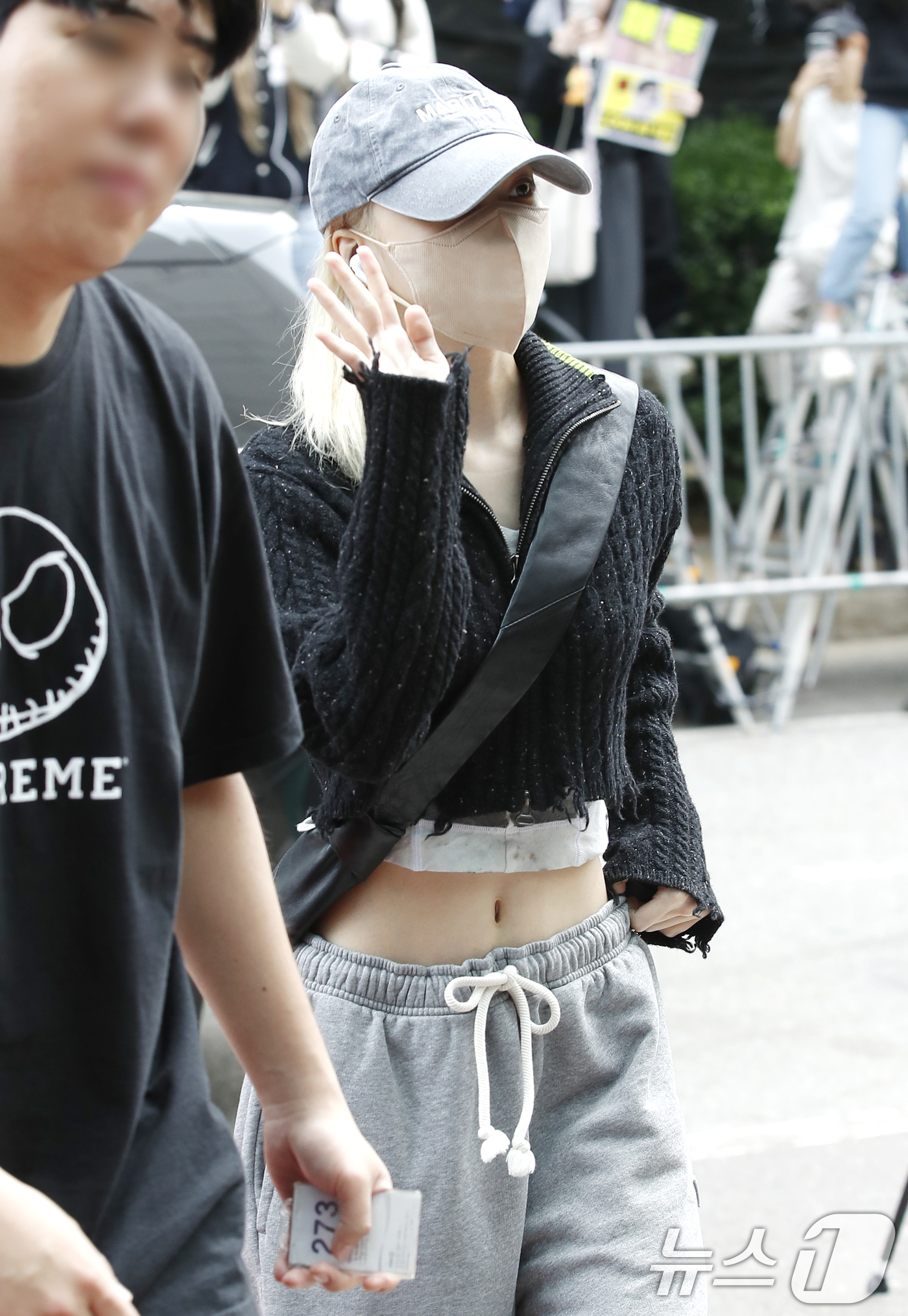 (서울=뉴스1) 권현진 기자 = 에스파 윈터가 음악방송 '뮤직뱅크'(뮤뱅)를 위해 24일 오전 서울 영등포구 KBS 신관 공개홀에 도착해 인사를 하고 있다. 2024.5.24/뉴스 …