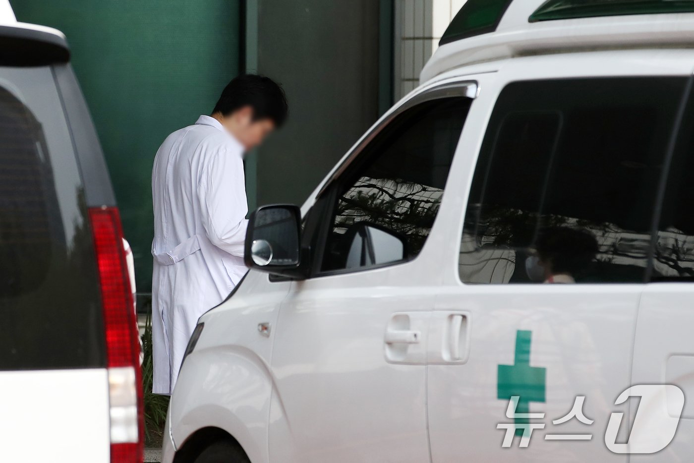 본문 이미지 - 의대 증원을 놓고 정부와 의료계의 입장이 평행선을 달리고 있는 24일 서울 시내의 한 대학병원에서 의료진이 발걸음을 옮기고 있다. 2024.5.24/뉴스1 ⓒ News1 이승배 기자