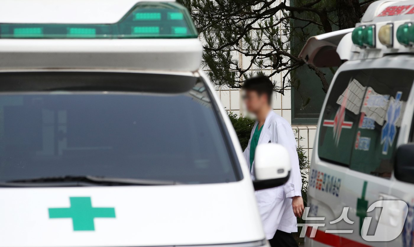 본문 이미지 - 의대 증원을 놓고 정부와 의료계의 입장이 평행선을 달리고 있는 24일 서울 시내의 한 대학병원에서 의료진이 발걸음을 옮기고 있다. 2024.5.24/뉴스1 ⓒ News1 이승배 기자