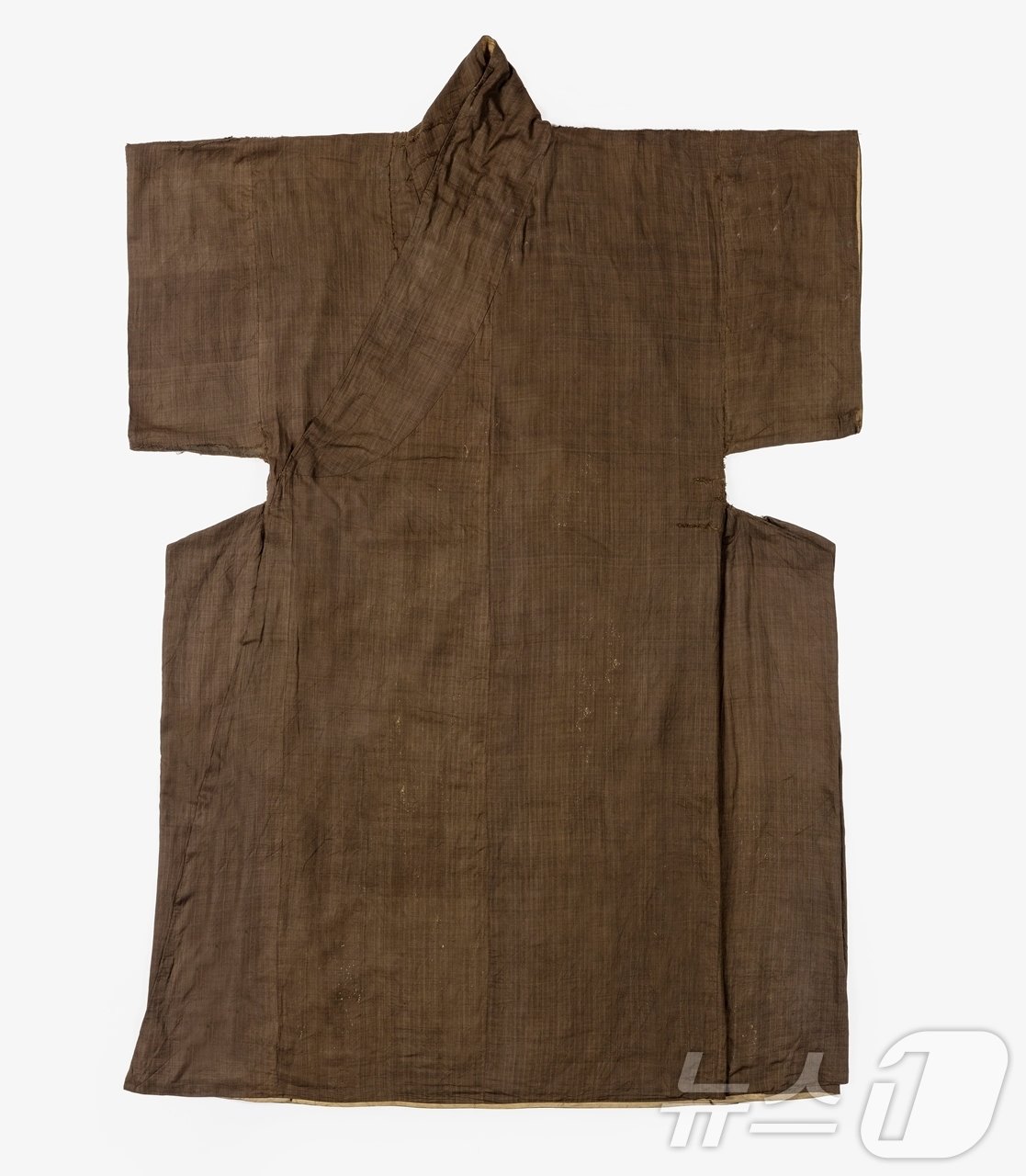 본문 이미지 - 관복의 받침옷 또는 겉옷 위에 덧입던 반소매형 옷 ‘답호’.(단국대 제공)