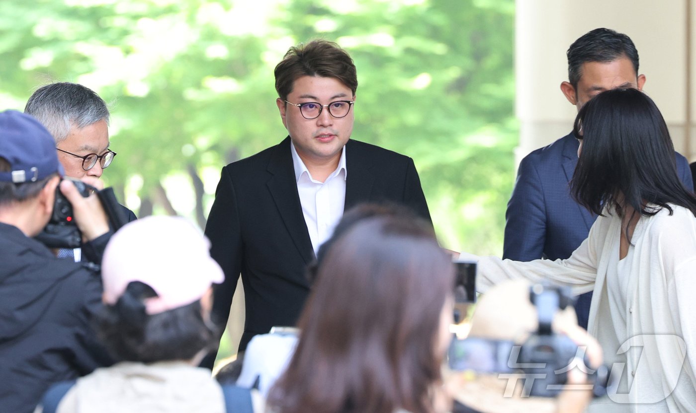 본문 이미지 - '음주 뺑소니' 혐의를 받는 가수 김호중이 24일 특정범죄가중처벌법상 위험운전치상·도주치상, 도로교통법상 사고후 미조치, 범인도피방조 혐의로 서울 서초구 서울중앙지방법원에서 열린 구속 전 피의사 심문(영장실질심사)에 출석하고 있다. 2024.5.24/뉴스1 ⓒ News1 장수영 기자