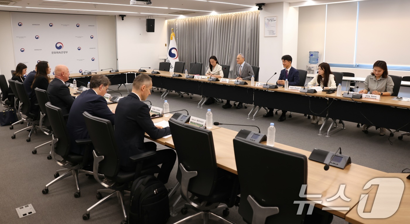 (서울=뉴스1) = 유인촌 문화체육관광부 장관이 24일 서울 종로구 국립현대미술관 서울관 회의실에서 야노쉬 착 헝가리 문화혁신부 장관과 면담을 하고 있다. (문화체육관광부 제공) …
