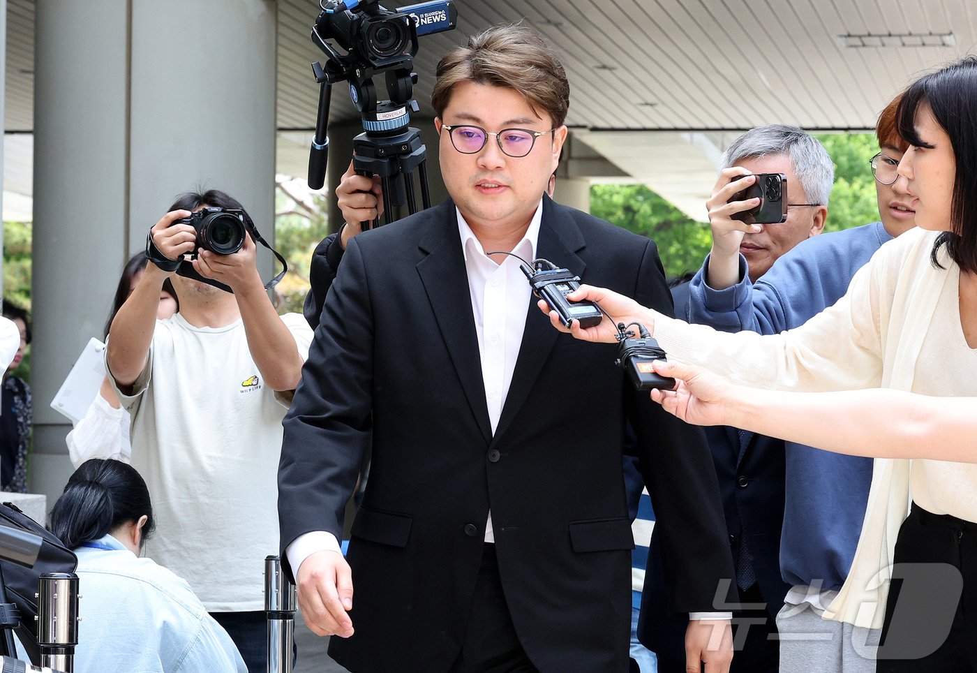 본문 이미지 - '음주 뺑소니' 혐의를 받는 가수 김호중이 24일 특정범죄가중처벌법상 위험운전치상·도주치상, 도로교통법상 사고후 미조치, 범인도피방조 혐의로 서울 서초구 서울중앙지방법원에서 열린 구속 전 피의사 심문(영장실질심사)에 출석하고 있다. 2024.5.24/뉴스1 ⓒ News1 장수영 기자