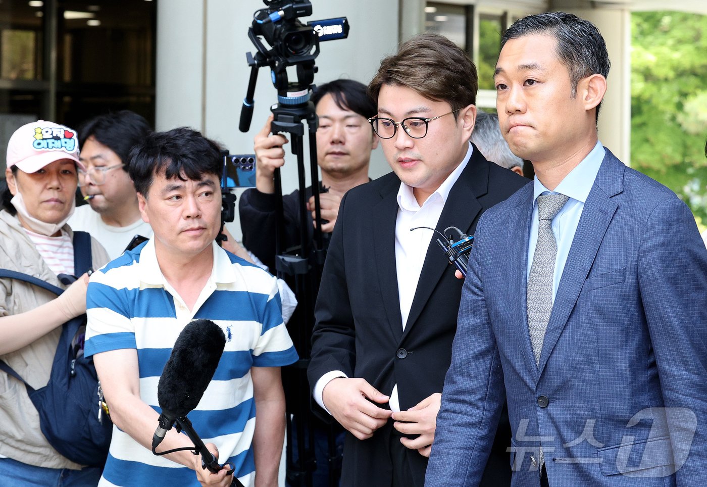 본문 이미지 - '음주 뺑소니' 혐의를 받는 가수 김호중이 24일 특정범죄가중처벌법상 위험운전치상·도주치상, 도로교통법상 사고후 미조치, 범인도피방조 혐의로 서울 서초구 서울중앙지방법원에서 열린 구속 전 피의사 심문(영장실질심사)에 출석하고 있다. 2024.5.24/뉴스1 ⓒ News1 장수영 기자
