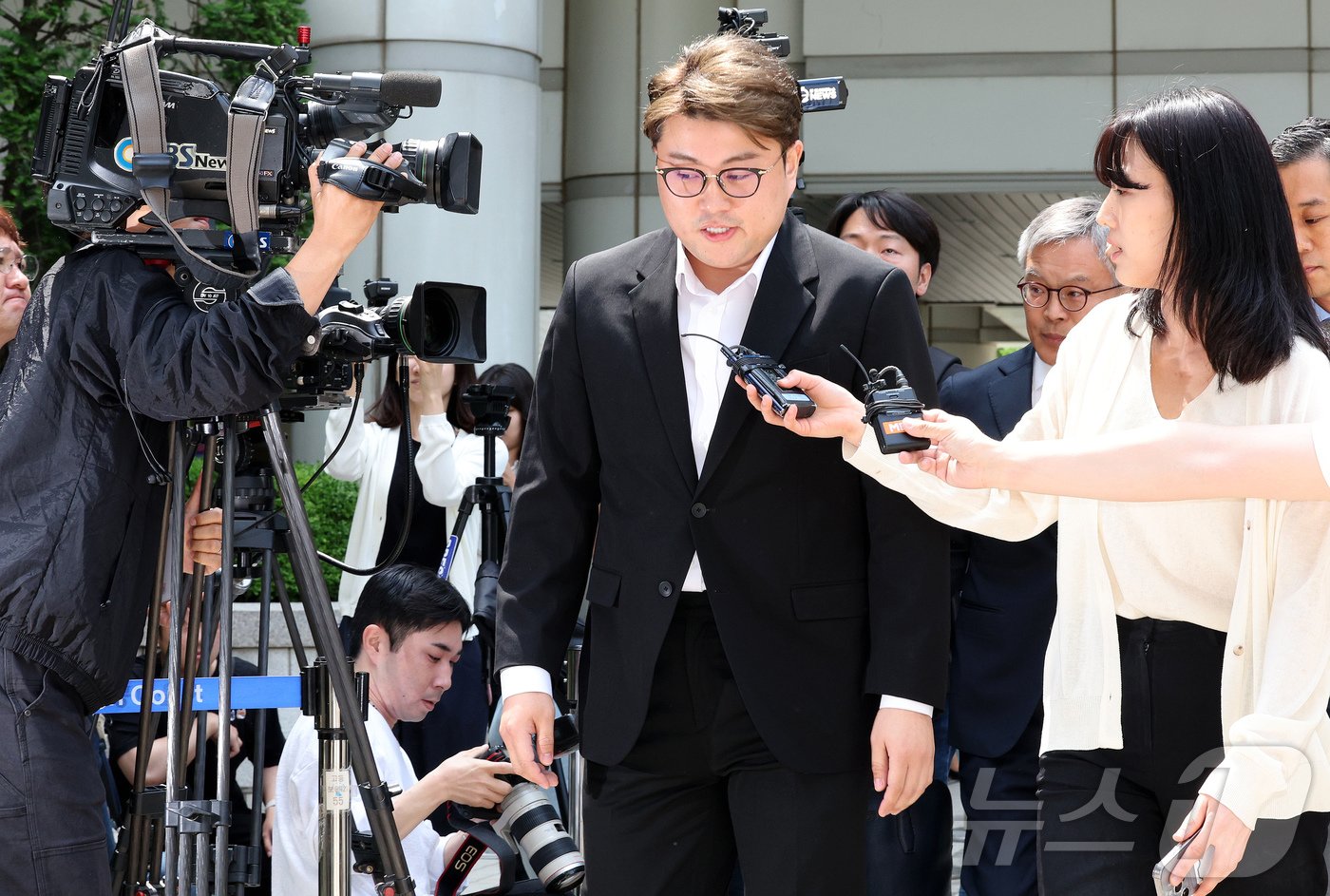 본문 이미지 - '음주 뺑소니' 혐의를 받는 가수 김호중이 24일 특정범죄가중처벌법상 위험운전치상·도주치상, 도로교통법상 사고후 미조치, 범인도피방조 혐의로 서울 서초구 서울중앙지방법원에서 열린 구속 전 피의사 심문(영장실질심사)에 출석하고 있다. 2024.5.24/뉴스1 ⓒ News1 장수영 기자