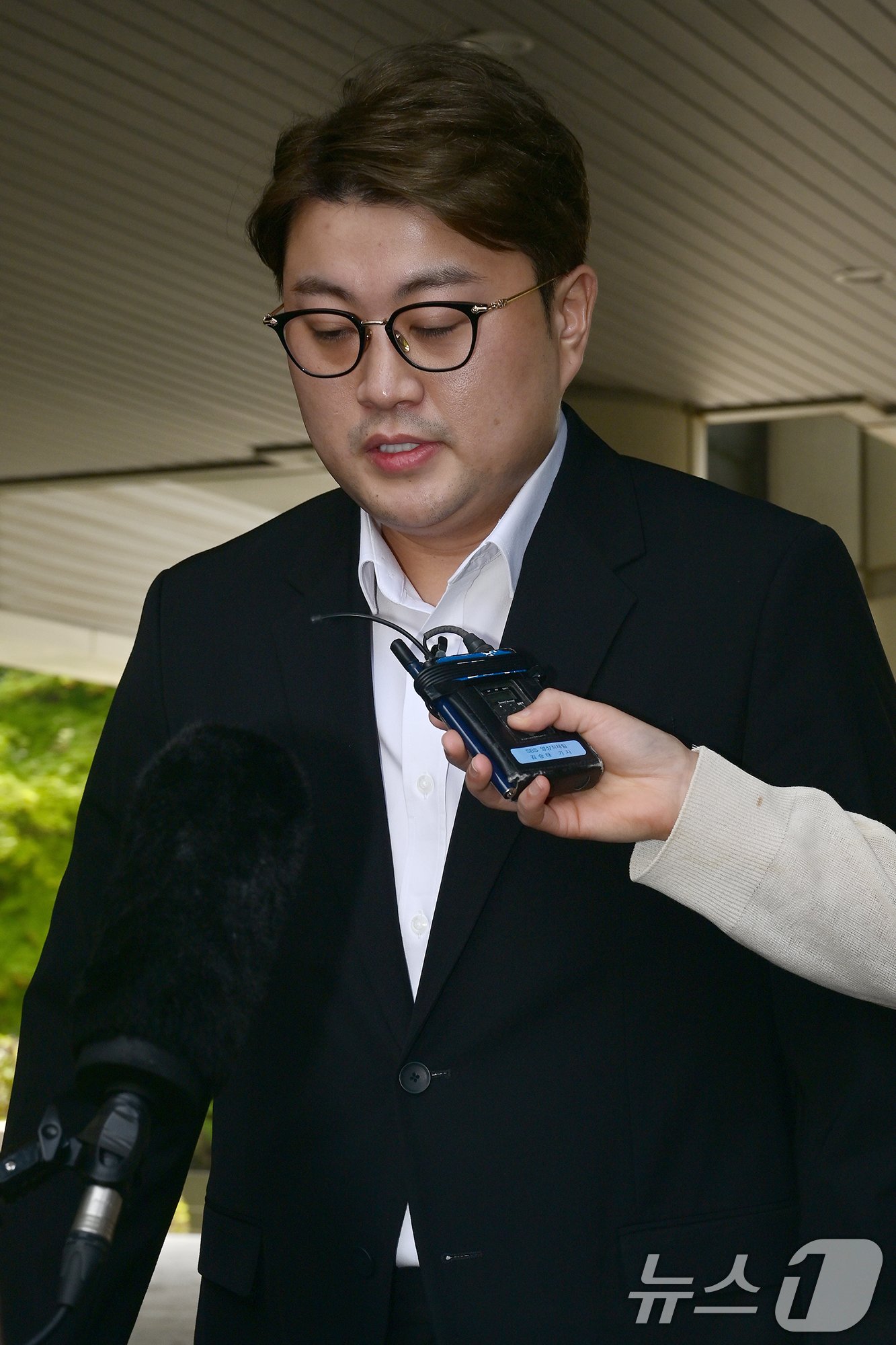 본문 이미지 - '음주 뺑소니' 혐의를 받는 가수 김호중이 24일 특정범죄가중처벌법상 위험운전치상·도주치상, 도로교통법상 사고후 미조치, 범인도피방조 혐의로 서울 서초구 서울중앙지방법원에서 열린 구속 전 피의사 심문(영장실질심사)에 출석하고 있다. (공동취재) 2024.5.24/뉴스1 ⓒ News1 김성진 기자