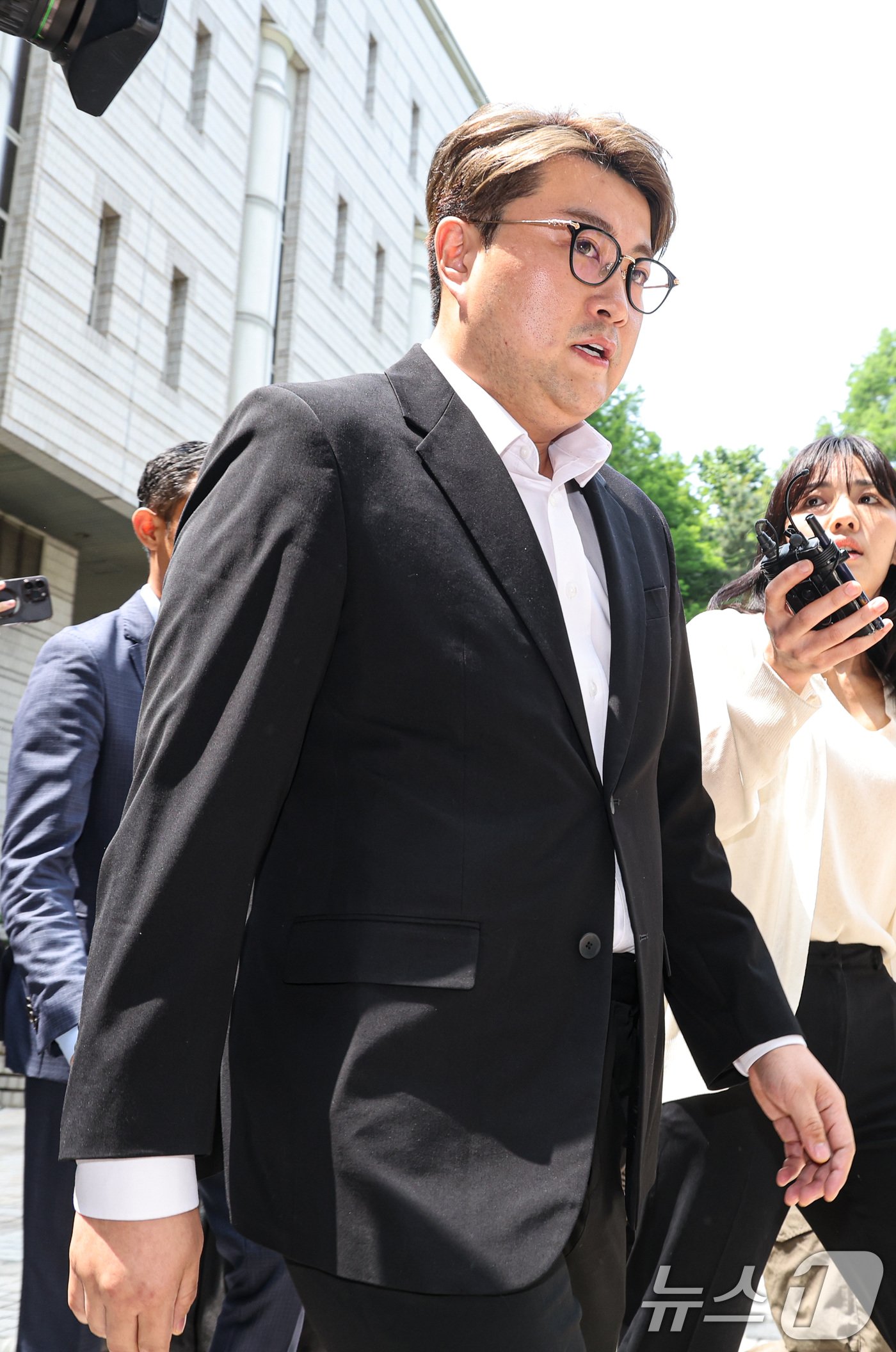 본문 이미지 - 음주 뺑소니 혐의를 받는 가수 김호중이 영장실질심사(구속 전 피의자심문)를 위해 24일 오전 서울 서초구 서울중앙지방법원에 출석하고 있다. (공동취재) 2024.5.24/뉴스1 ⓒ News1 김성진 기자
