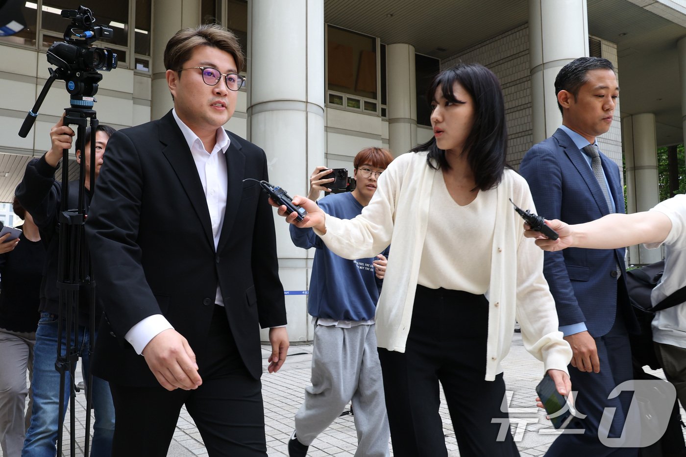 본문 이미지 - 음주 뺑소니 혐의를 받는 가수 김호중이 24일 오전 서울 서초구 서울중앙지방법원에서 영장실질심사(구속 전 피의자심문)에 출석하고 있다. (공동취재) 2024.5.24/뉴스1 ⓒ News1 김성진 기자