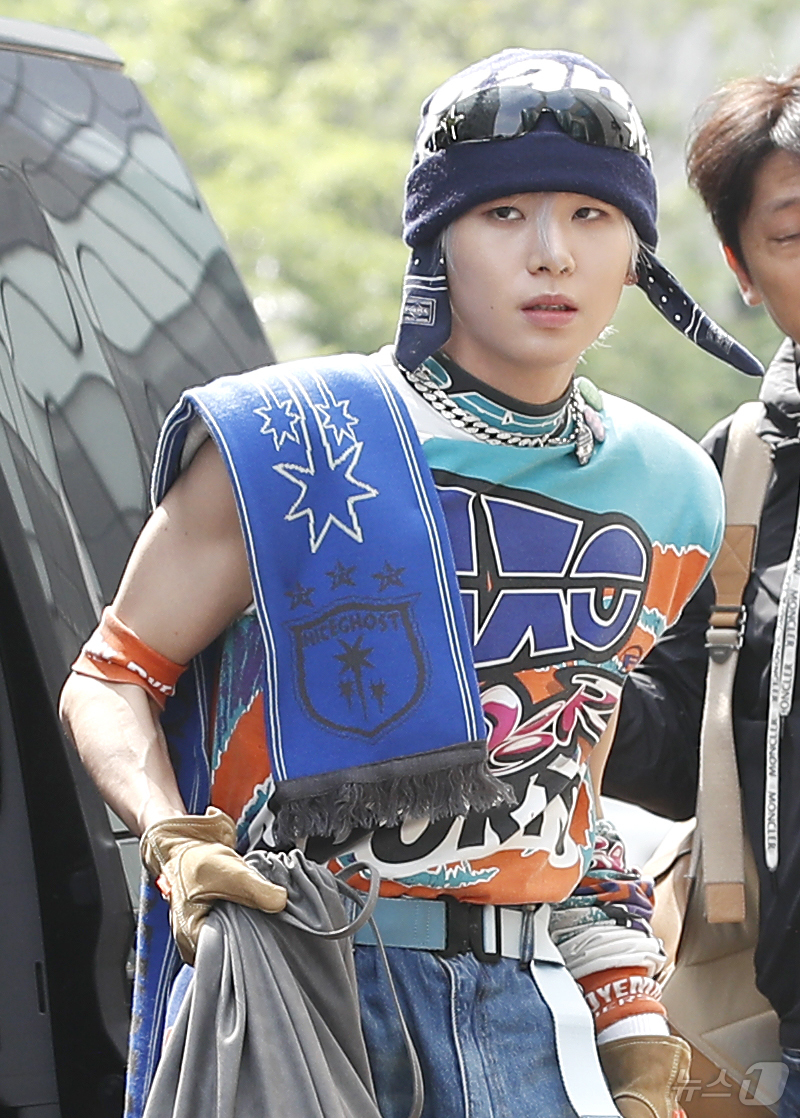 (서울=뉴스1) 권현진 기자 = 그룹 JO1(제이오원) 카와시리 렌이 음악방송 '뮤직뱅크'(뮤뱅)를 위해 24일 오전 서울 영등포구 KBS 신관 공개홀에 도착해 스튜디오로 이동하고 …