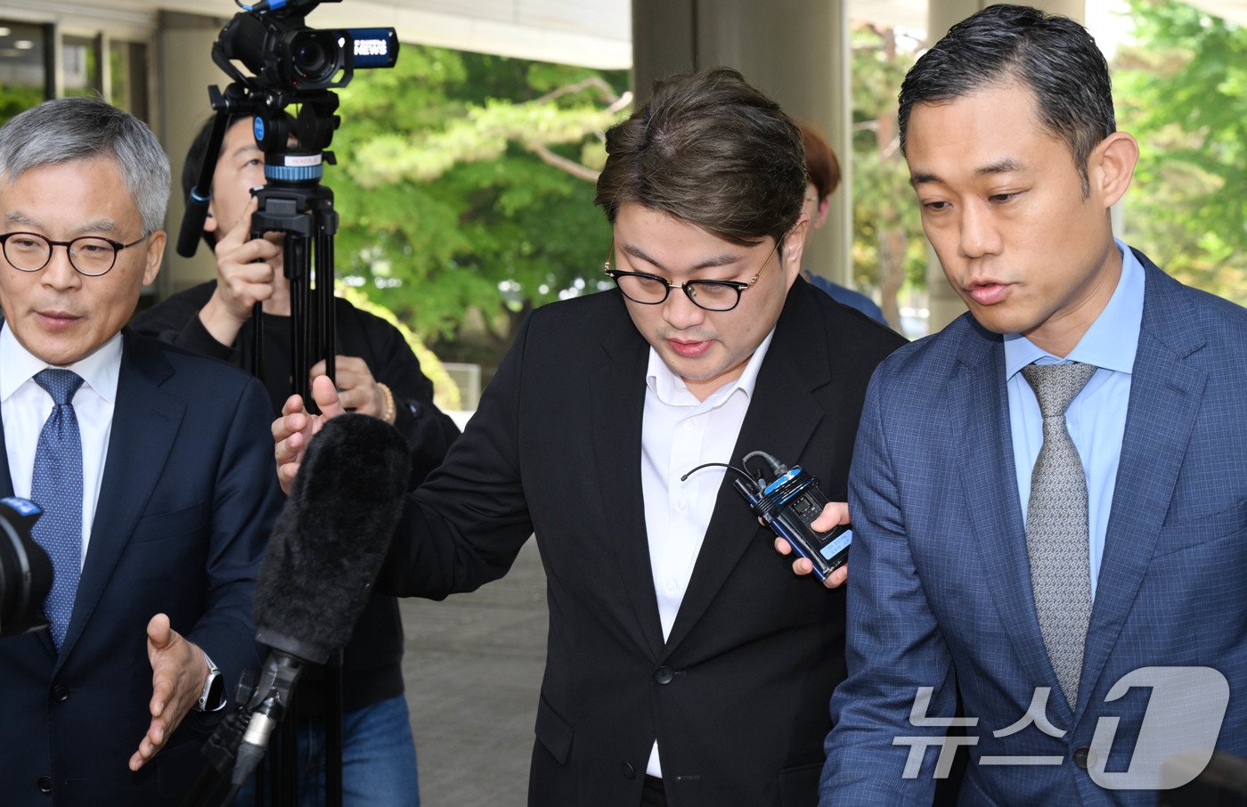 본문 이미지 - 음주 뺑소니 혐의를 받는 가수 김호중이 24일 오전 서울 서초구 서울중앙지방법원에서 영장실질심사(구속 전 피의자심문)에 출석하고 있다. (공동취재) 2024.5.24/뉴스1 ⓒ News1 김성진 기자