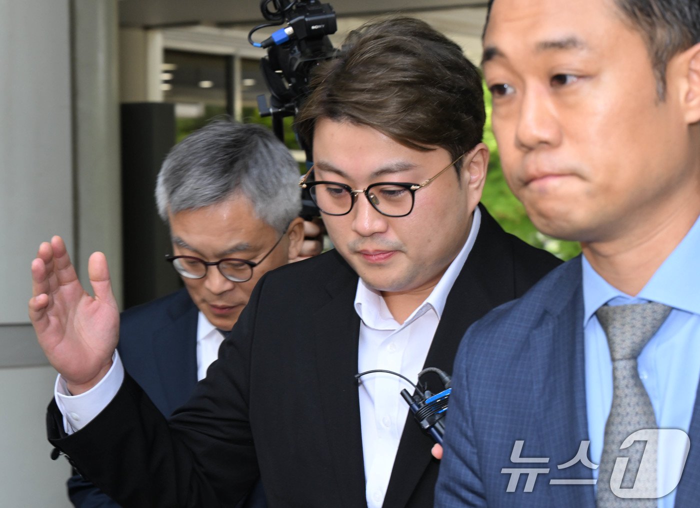 본문 이미지 - 음주 뺑소니 혐의를 받는 가수 김호중이 24일 오전 서울 서초구 서울중앙지방법원에서 영장실질심사(구속 전 피의자심문)에 출석하고 있다. (공동취재) 2024.5.24/뉴스1 ⓒ News1 김성진 기자