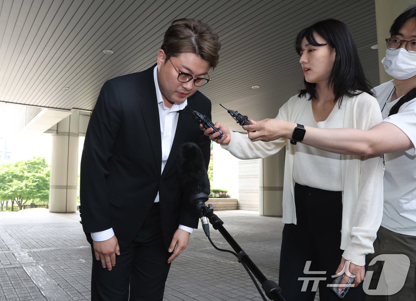 본문 이미지 - 음주 뺑소니 혐의를 받는 가수 김호중이 24일 오전 서울 서초구 서울중앙지방법원에서 영장실질심사(구속 전 피의자심문)에 출석하며 고개 숙이고 있다. (공동취재) 2024.5.24/뉴스1 ⓒ News1 김성진 기자