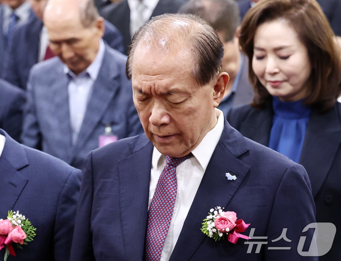 본문 이미지 - 황우여 국민의힘 비상대책위원장이 24일 오전 서울 여의도 국회의원회관에서 열린 4·19혁명 기록물 유네스코 등재기념 인증서 전달식에서 순국선열에 대한 묵념을 하고 있다. 2024.5.24/뉴스1 ⓒ News1 구윤성 기자