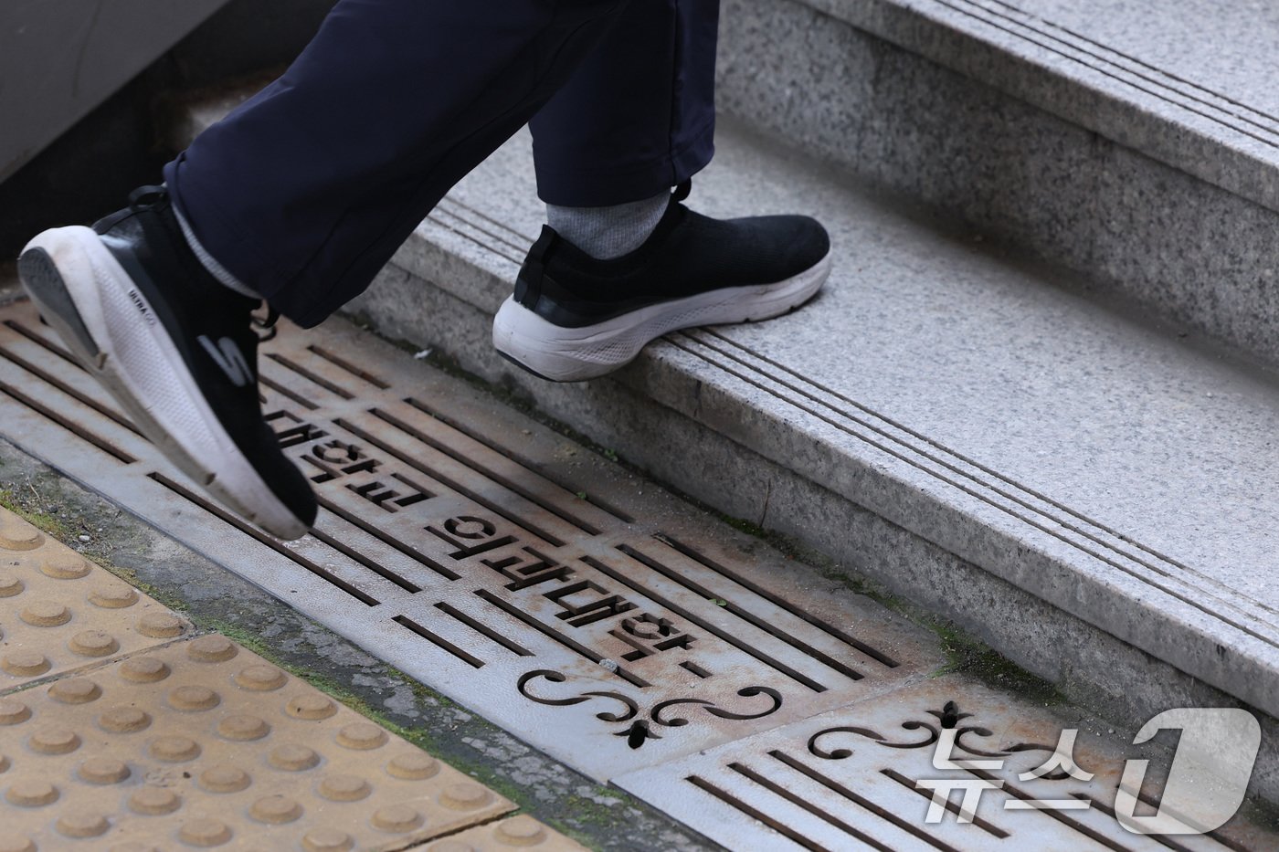 본문 이미지 -  24일 서울의 한 대학 의과대학의 모습. 2024.5.24/뉴스1 ⓒ News1 신웅수 기자