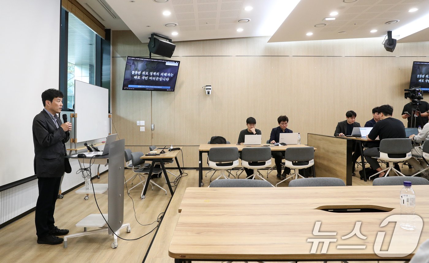 본문 이미지 - 최창민 전국 의과대학 교수 비상대책위원회 위원장이 24일 오후 서울 송파구 울산대학교 의과대학에서 전날 의료 공백 장기화에 따른 대응 방안 등을 논의한 온라인 총회 결과를 발표하고 있다.  2024.5.24/뉴스1 ⓒ News1 이승배 기자