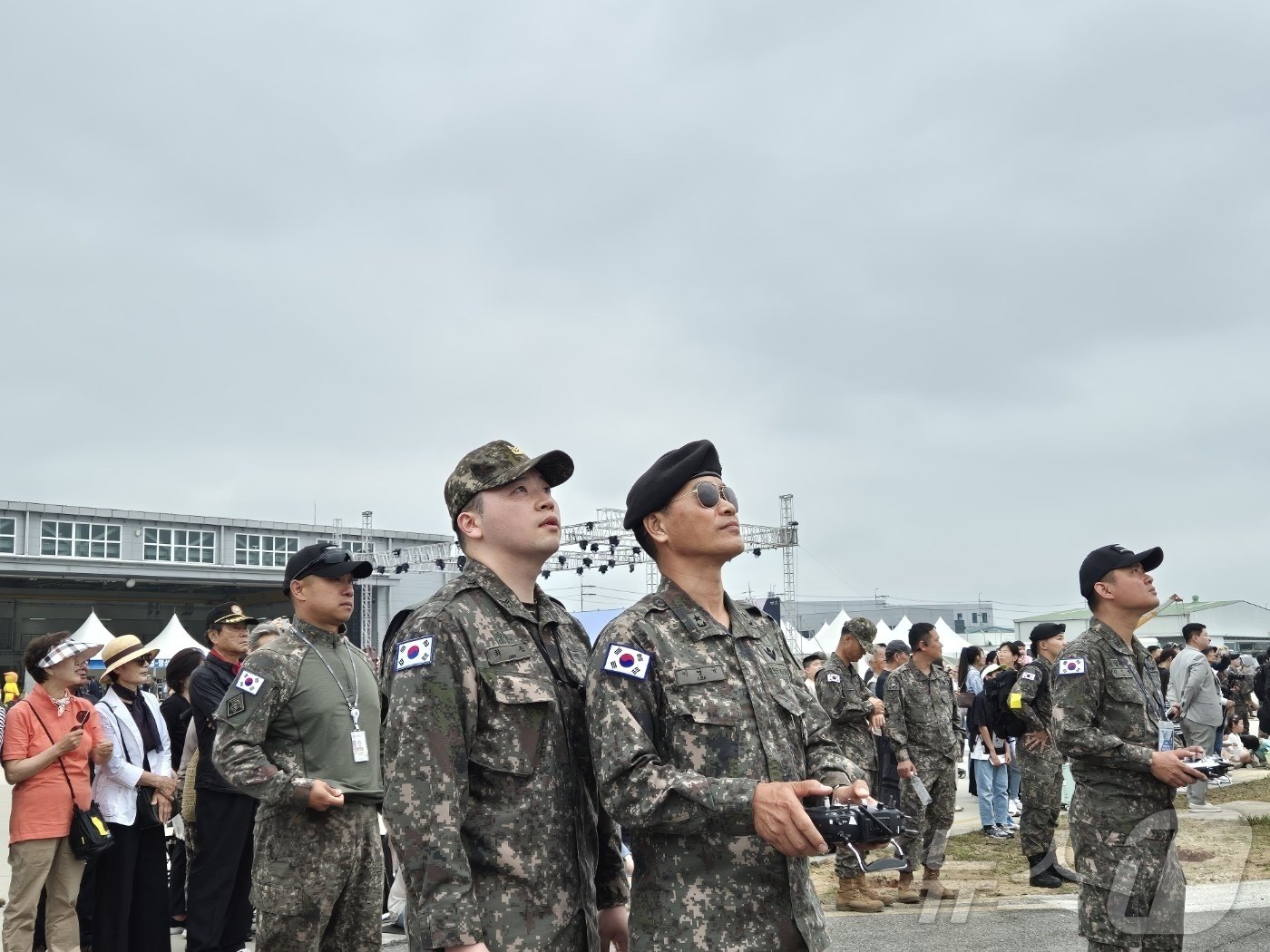 24일 경기 양주시 광적면 가납리비행장에서 열린 2024 아미 타이거&#40;Army TIGER&#41; 드론봇 페스티벌에서 이영규 준장이 드론을 조종하고 있다.2024.05.24./뉴스1 ⓒ News1 양희문 기자