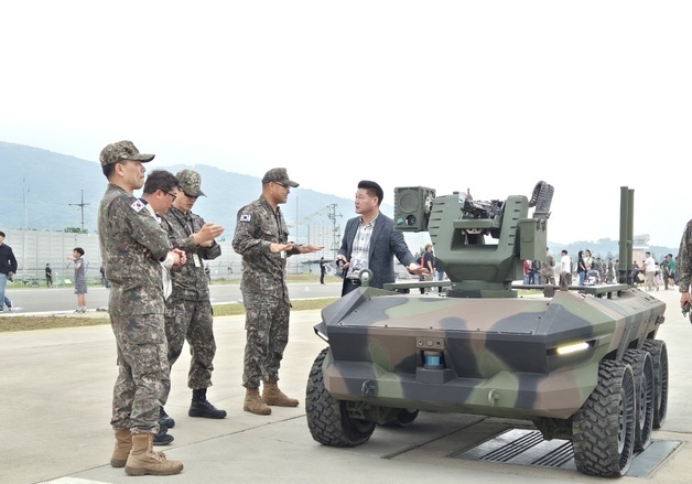 '저출생 대응' 나선 육군, 전투지원에 AI·로봇 적용 방안 연구한다