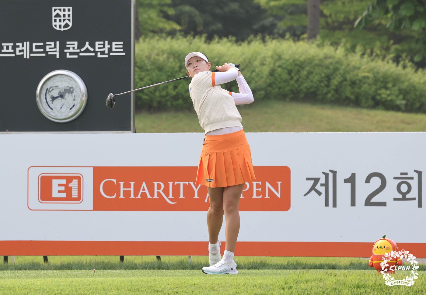 본문 이미지 - 방신실이 24일 경기 여주 페럼클럽에서 열린 '제12회 E1 채리티오픈' 1라운드 10번 홀에서 티샷 하고 있다. (KLPGT 제공) 2024.5.24/뉴스1