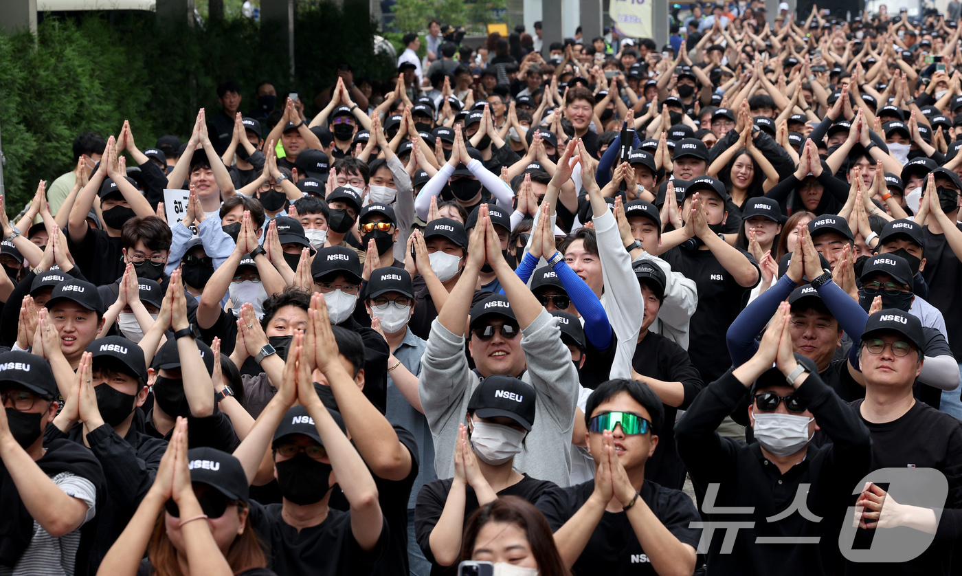 (서울=뉴스1) 장수영 기자 = 전국삼상전자노조 조합원들이 24일 오후 서울 서초구 삼성전자 서초사옥 앞에서 열린 삼성전자노조 문화행사에서 뉴진스님의 공연을 즐기고 있다. 2024 …