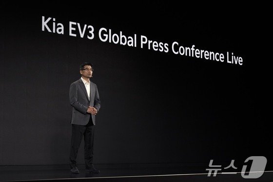 본문 이미지 -  기아 송호성 사장이 더 기아 EV3 글로벌 프레스 콘퍼런스에서 발표하고 있다.(기아 제공).