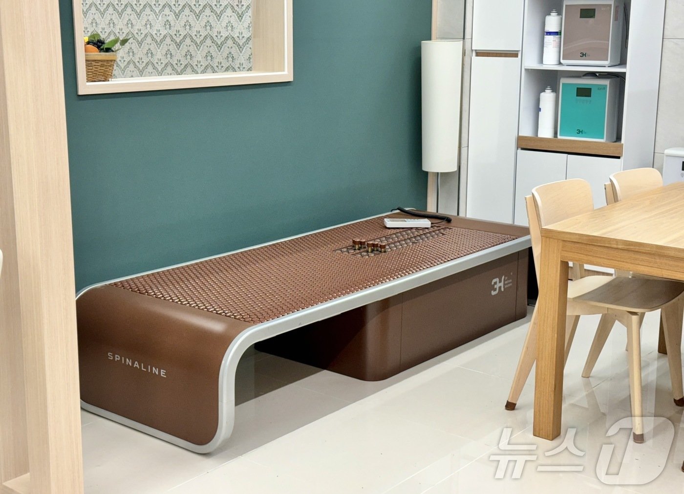 본문 이미지 - 정영재 쓰리에이치(3H) 대표는 23일 대구 본사에서 열린 이노비즈 PR데이행사에서 자사 지압침대 제품을 선보였다. ⓒ News1 이민주 기자