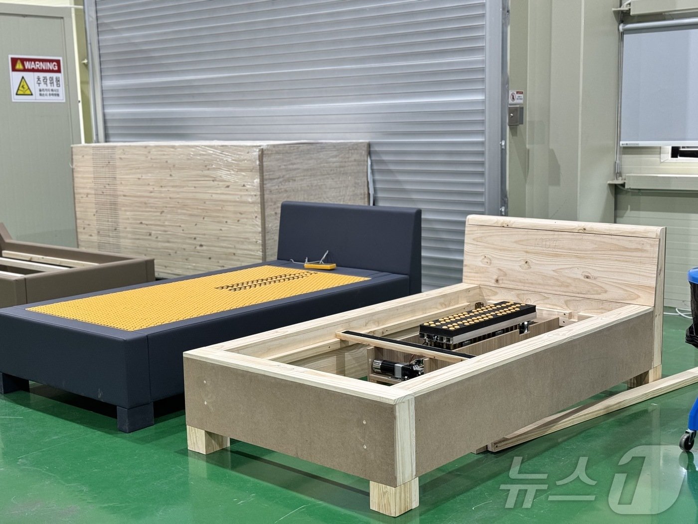 본문 이미지 - 정영재 쓰리에이치(3H) 대표는 23일 대구 본사에서 열린 이노비즈 PR-day 행사에서 자사 지압침대 제품을 선보였다. ⓒ News1 이민주 기자