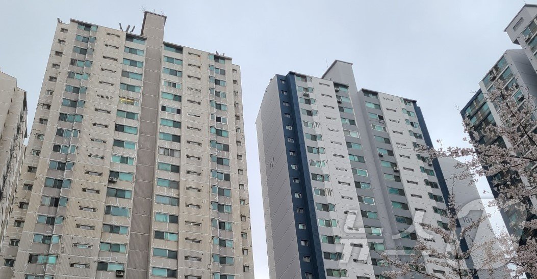 본문 이미지 - 서울의 한 아파트 재도장 전후 외관 변화 모습  ⓒ News1 김민석 기자