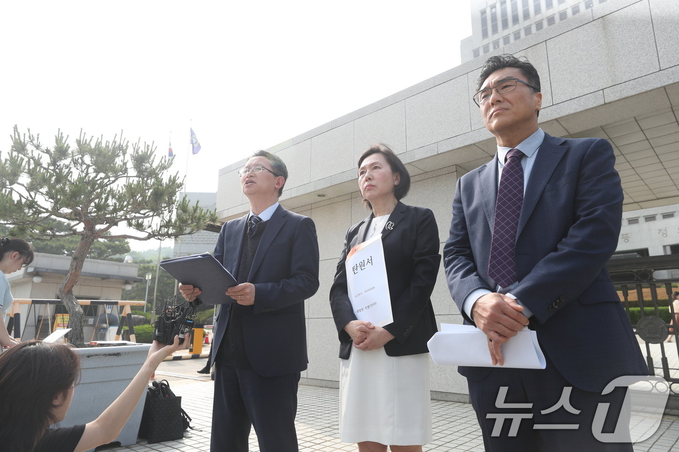 오세옥 부산대학교 의과대학 교수 협의회장이 24일 오후 서울 서초구 대법원 앞에서 의대 증원 집행정지 재항고심을 맡은 대법원에 탄원서를 제출하기 전 입장을 밝히고 있다. 2024.5.24/뉴스1 ⓒ News1 이승배 기자