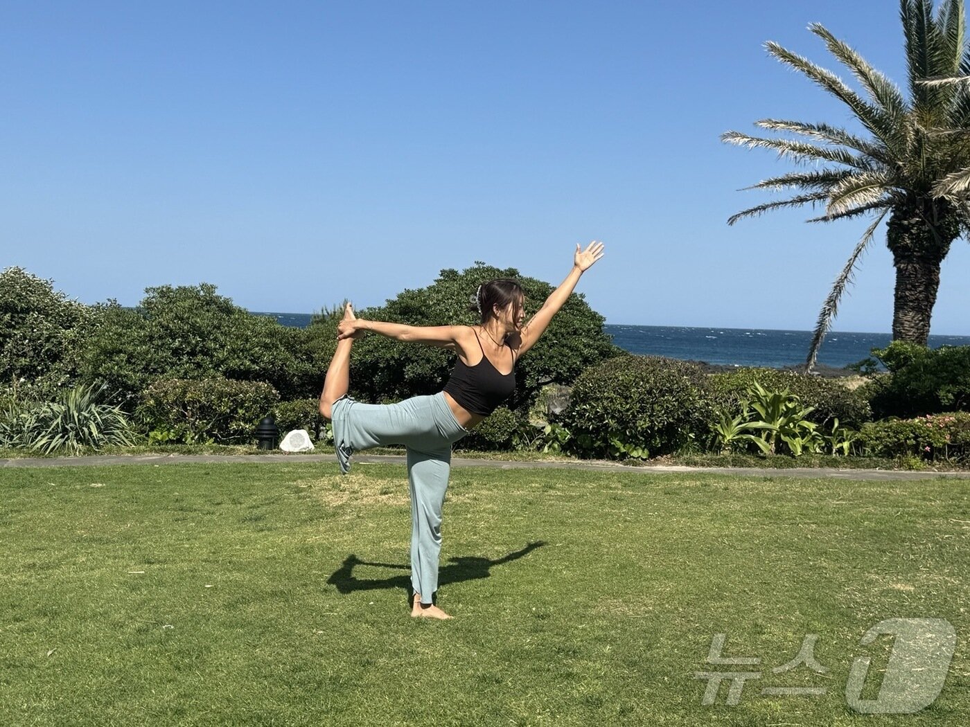 본문 이미지 - 최이나 요가 강사가 해비치 리조트 제주 요가 클래스에서 시범을 보이고 있다.  ⓒ News1 김형준 기자