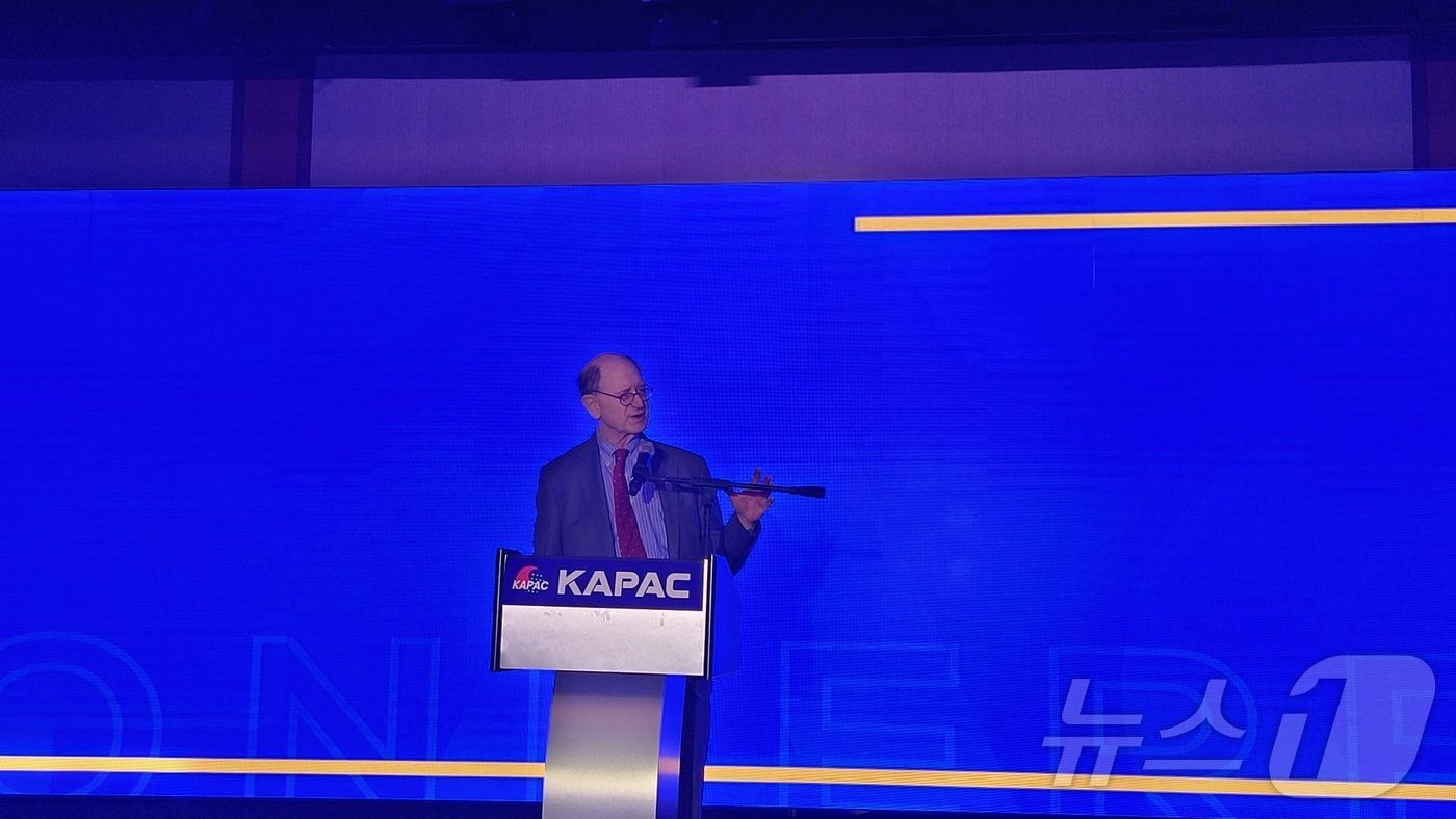 본문 이미지 - 브래드 셔먼 미 민주당 연방 하원의원이 23일(현지시간) 워싱턴DC의 한 호텔에서 한인 유권자 단체인 미주민주참여포럼(KAPAC·대표 최광철)이 개최한 '2024 코리아 피스 콘퍼런스' 갈라 행사에 참석해 기조연설을 하고 있다.