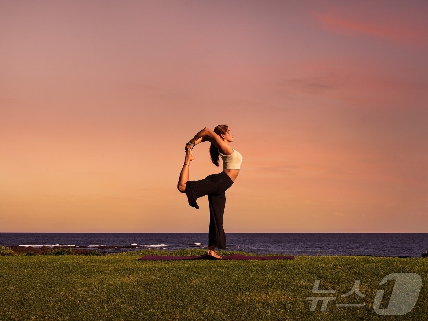 본문 이미지 - 해비치 리조트 야외 잔디밭에서 '선셋 요가' 클래스가 진행되는 모습.(해비치 호텔앤드리조트 제공)