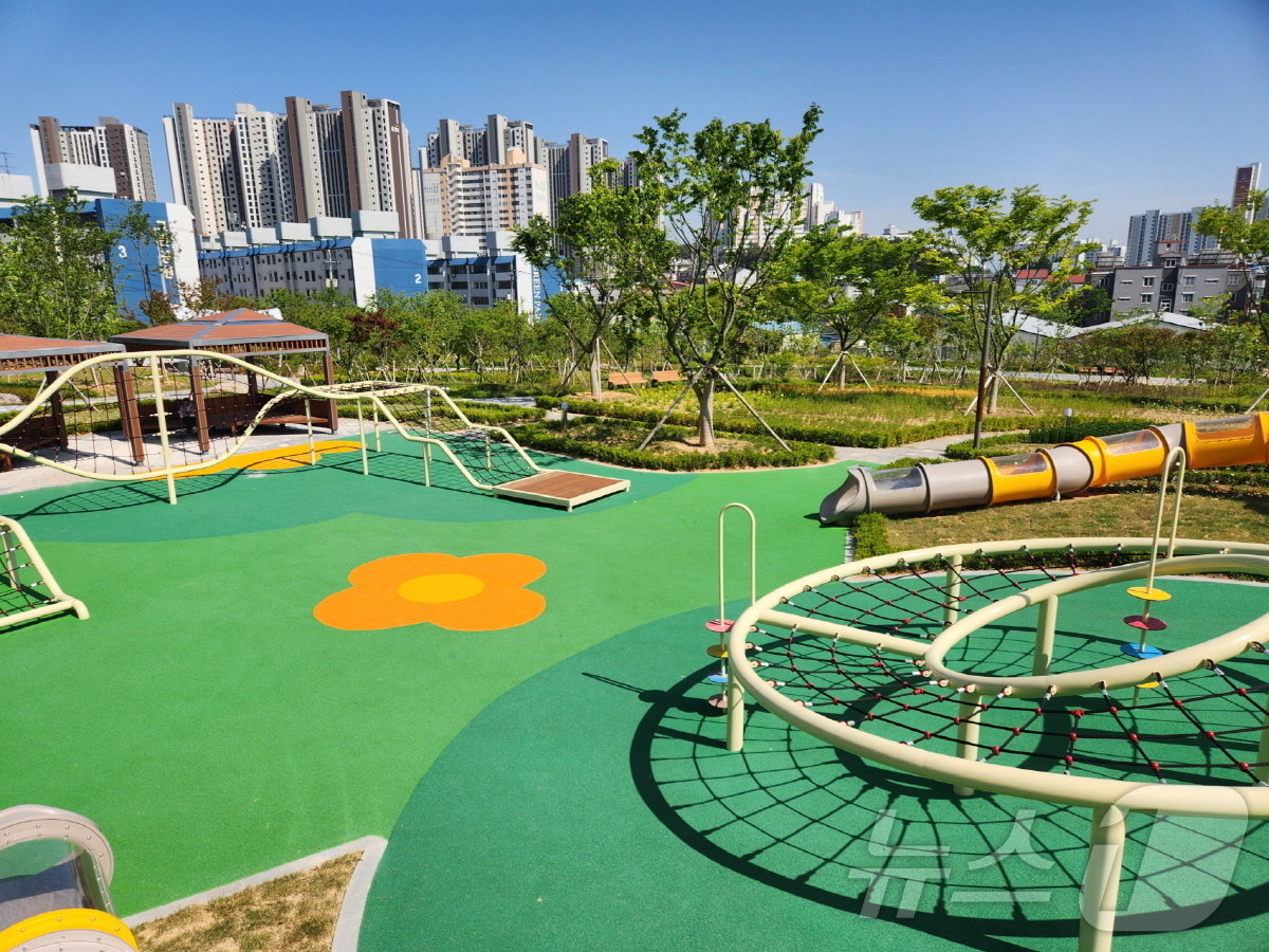 본문 이미지 - 29일 준공하는 전북자치도 익산시 마동공원 내 놀이터 모습.(익산시 제공)