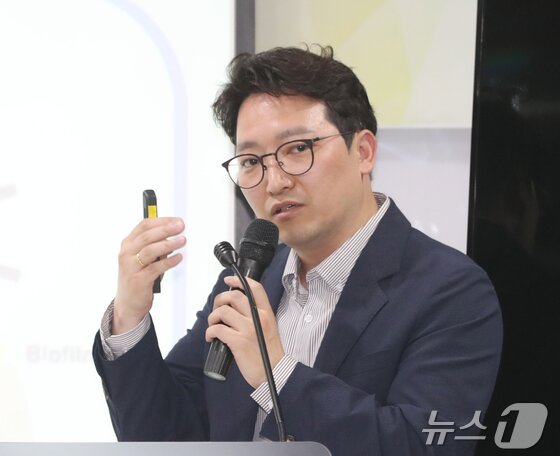 본문 이미지 - 김영욱 프록시헬스케어 대표이사가 24일 오후 경기 성남시 분당구 글로벌디지털혁신네트워크(GDIN)에서 열린 '반려동물 산업 육성 협의회' 제3회 IR 데이에서 기업 소개를 하고 있다. ⓒ 뉴스1 김영운 기자