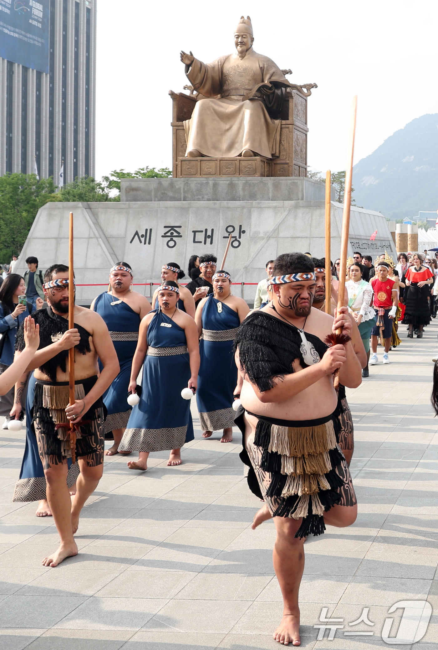 (서울=뉴스1) 김명섭 기자 = 24일 서울 광화문광장에서 열린 서울세계도시문화축제에서 세계 전통의상 퍼레이드가 열리고 있다.올해 축제는 '문화로 동행(同行)하는 세계와 서울'을 …