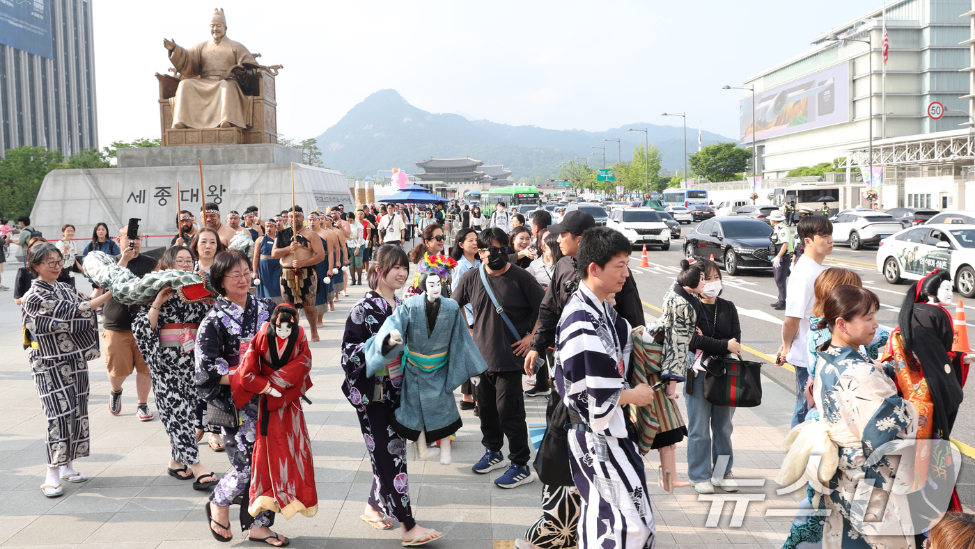 (서울=뉴스1) 김명섭 기자 = 24일 서울 광화문광장에서 열린 서울세계도시문화축제에서 세계 전통의상 퍼레이드가 열리고 있다.올해 축제는 '문화로 동행(同行)하는 세계와 서울'을 …