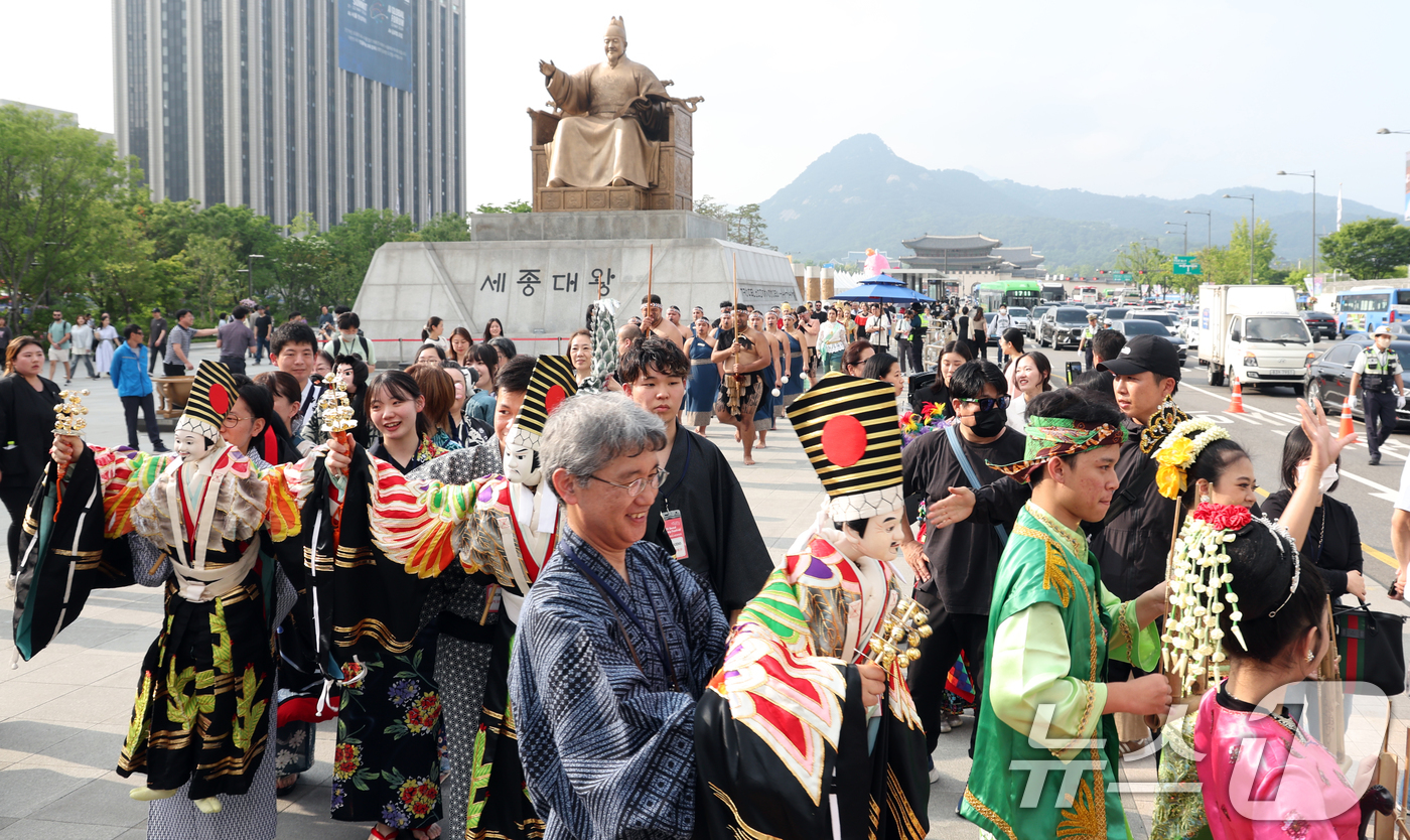 (서울=뉴스1) 김명섭 기자 = 24일 서울 광화문광장에서 열린 서울세계도시문화축제에서 세계 전통의상 퍼레이드가 열리고 있다.올해 축제는 '문화로 동행(同行)하는 세계와 서울'을 …