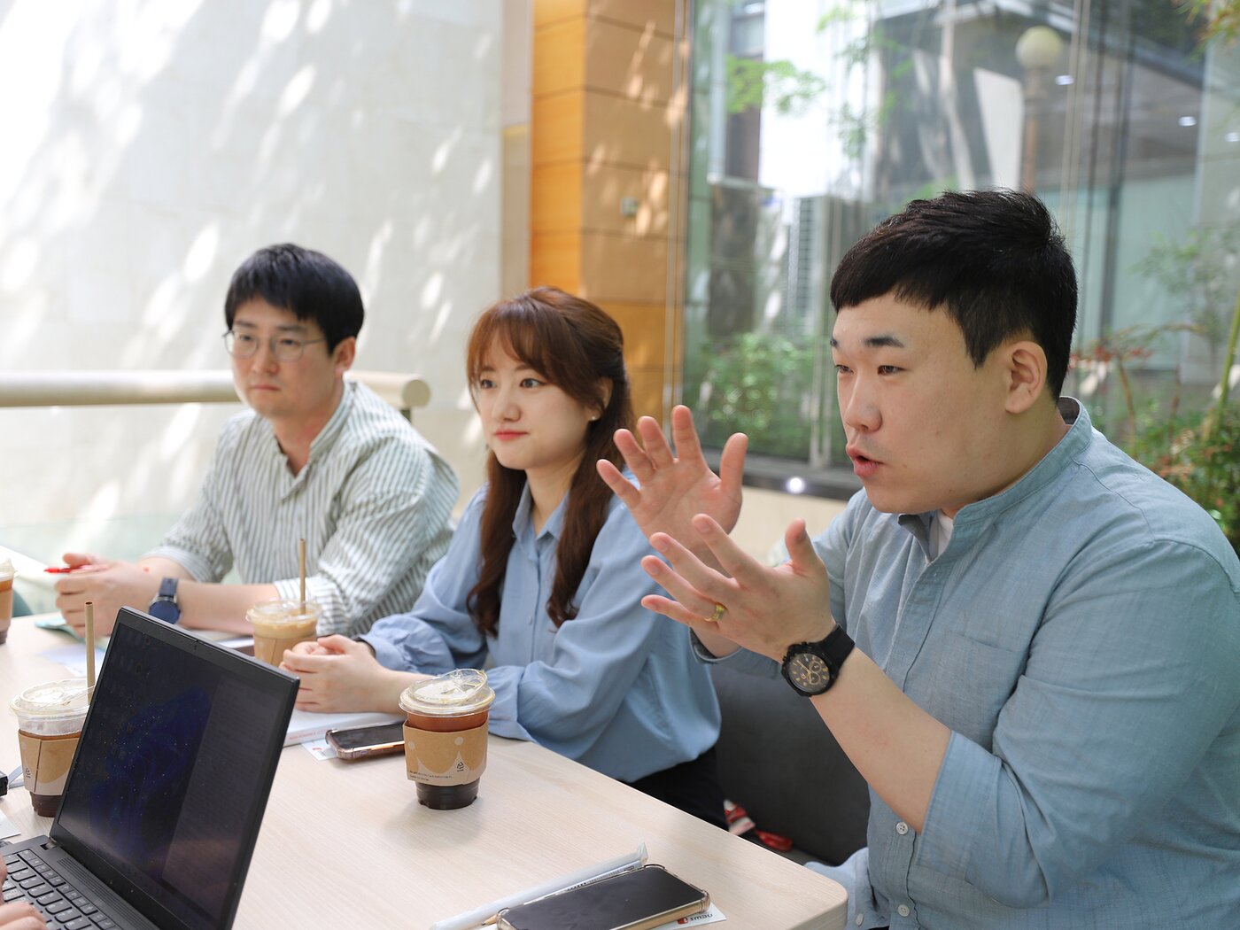 본문 이미지 - 롯데하이마트 PB상품팀. &#40;왼쪽부터&#41; 김영걸 대리, 김민선 대리, 이재원 매니저.&#40;하이마트 제공&#41;. 