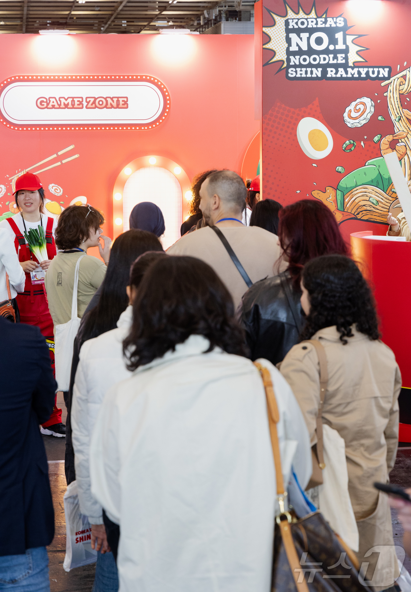 (파리=뉴스1) 이준성 기자 = 24일(현지시간) 프랑스 파리 포르트 드 베르사유(Porte de Versailles)전시관에서 ‘코리아 엑스포 2024’ 박람회가 열려 방문객들이 …