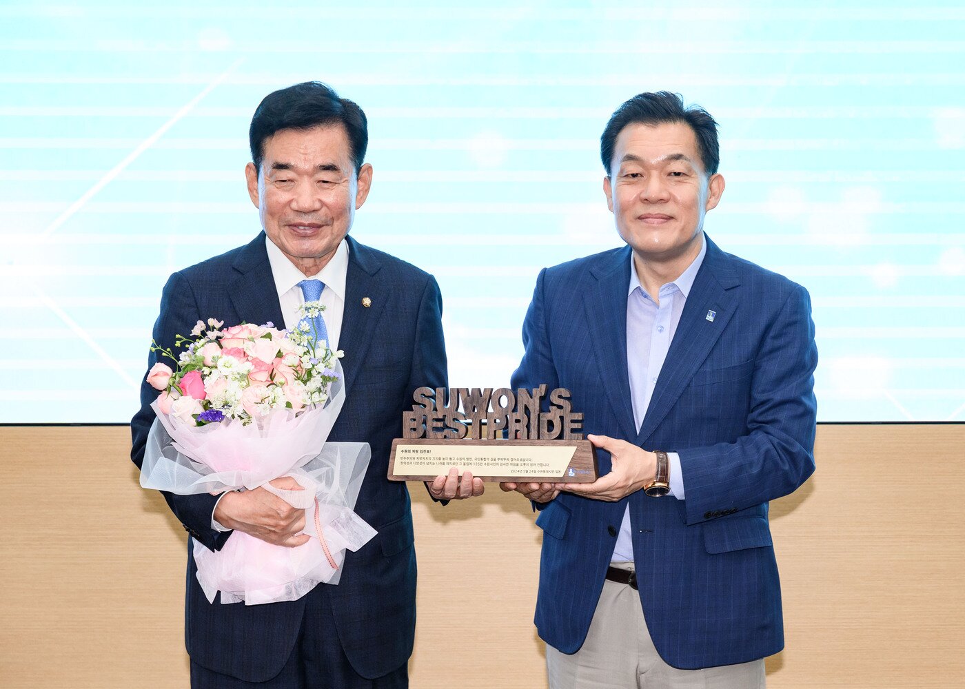 본문 이미지 -  24일 경기 수원시청에서 열린 정담회에 참석한 김진표 국회의장(왼쪽)이 이재준 수원시장으로부터 감사패와 꽃다발을 받은 뒤 기념촬영을 하고 있다. (수원시 제공) 2024.5.24 / 뉴스1 