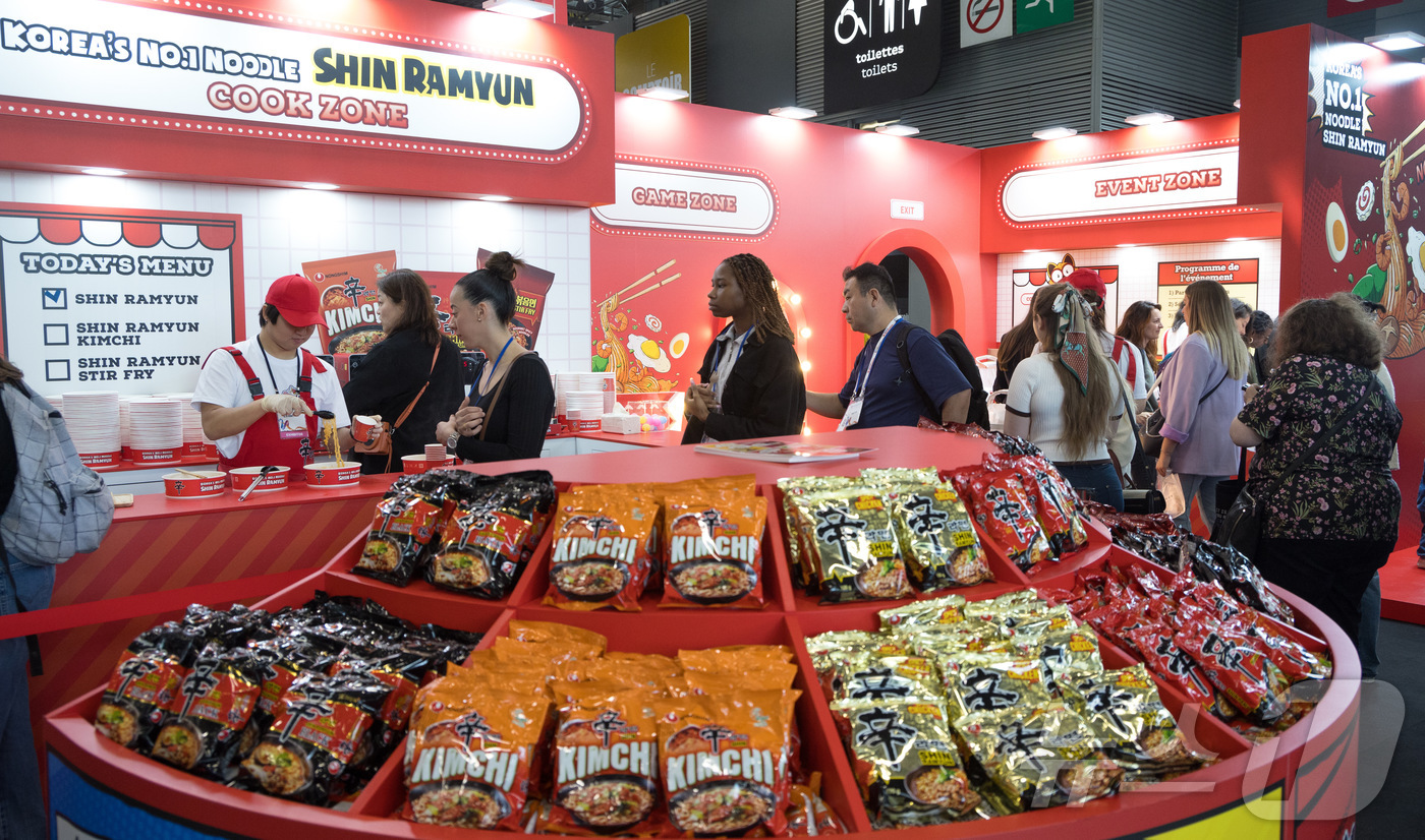 (파리=뉴스1) 이준성 기자 = 24일(현지시간) 프랑스 파리 포르트 드 베르사유(Porte de Versailles)전시관에서 ‘코리아 엑스포 2024’ 박람회가 열려 방문객들이 …