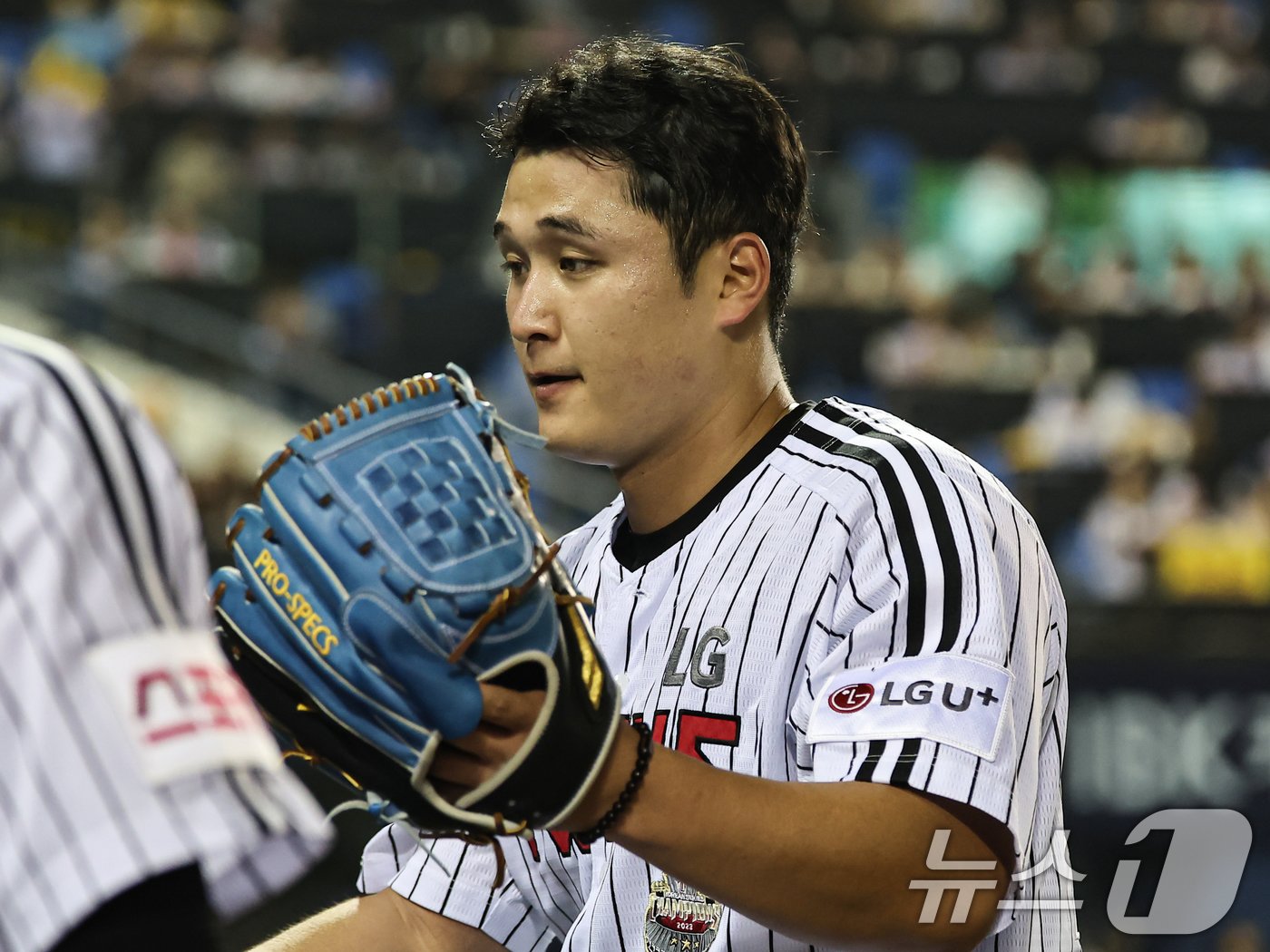 본문 이미지 - 24일 오후 서울 송파구 잠실야구장에서 열린 프로야구 '2024 신한 SOL 뱅크 KBO리그' NC 다이노스와 LG 트윈스의 경기, LG 선발투수 최원태가 6회초를 마무리 한 뒤 덕아웃으로 향하고 있다. 2024.5.24/뉴스1 ⓒ News1 김도우 기자