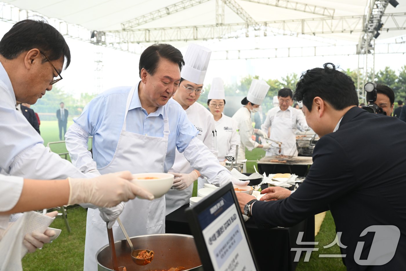 윤석열 대통령이 24일 오후 용산 대통령실 잔디마당에서 열린 출입기자단 초청 만찬 간담회에서 김치찌개를 배식하고 있다. &#40;대통령실 제공&#41; 2024.5.24/뉴스1 ⓒ News1 안은나 기자