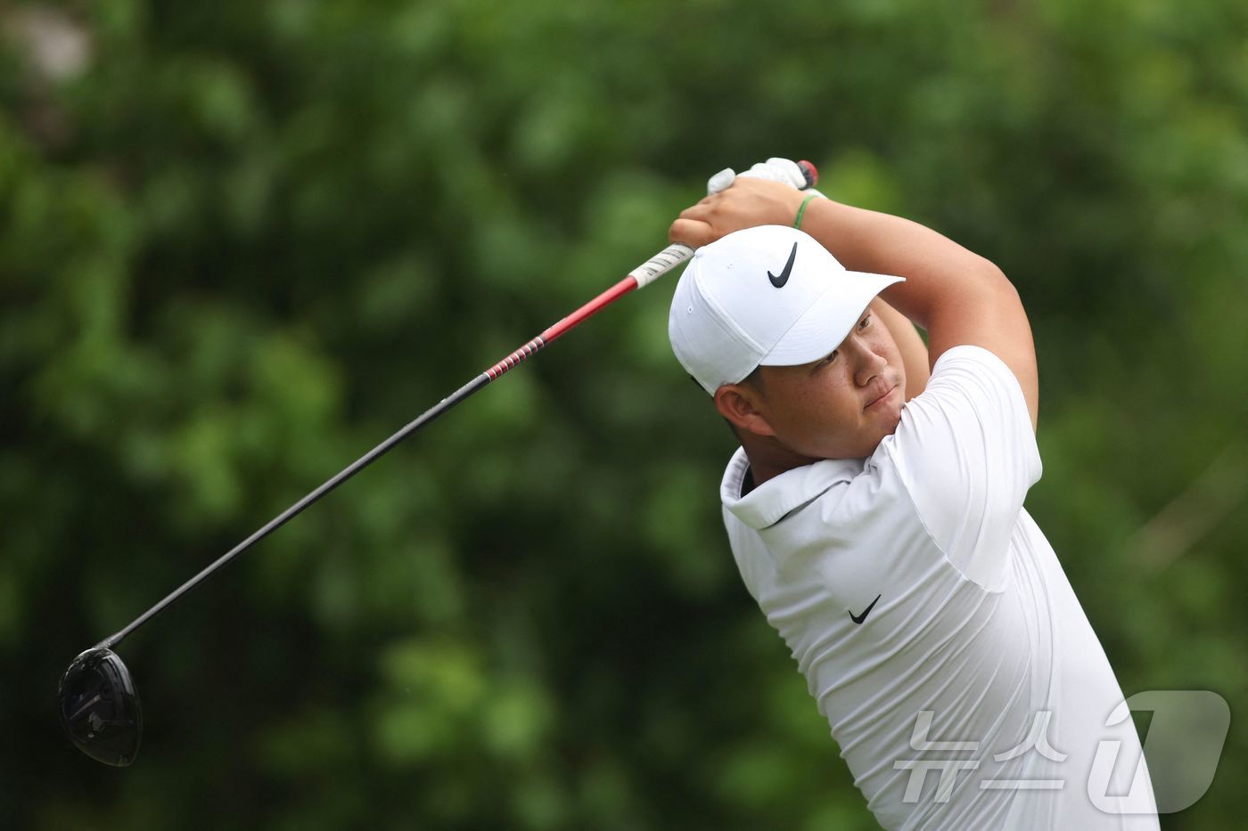 김주형&#40;22·나이키골프&#41;이 PGA투어 찰스 슈왑 챌린지 2라운드에서 샷을 날리고 있다. ⓒ AFP=뉴스1