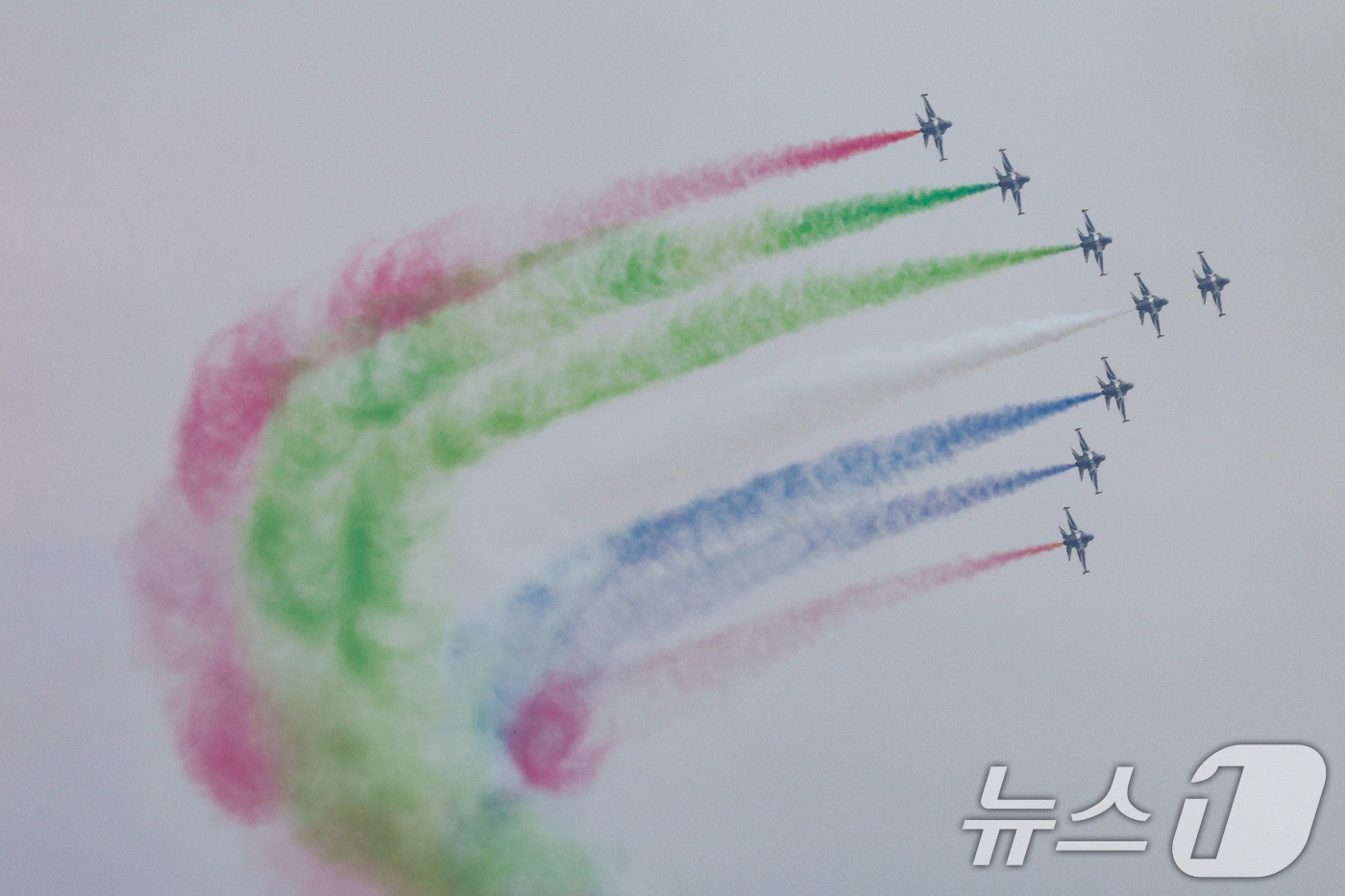 (서울=뉴스1) 신웅수 기자 = 공군 특수비행팀 블랙이글스가 25일 서울 상공을 비행하고 있다.블랙이글스는 오는 28일 국빈 방한하는 모하메드 빈 자이드 알 나흐얀 UAE 대통령 …