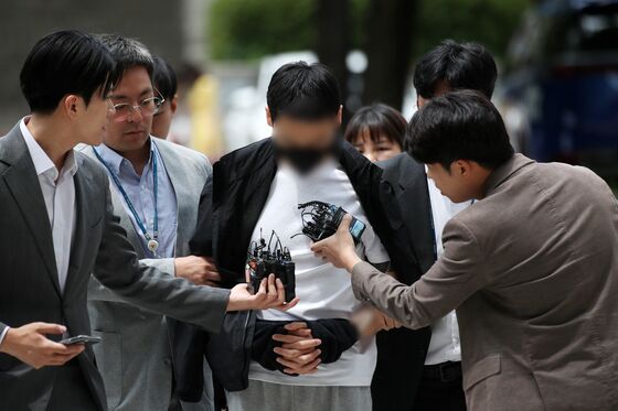 경복궁 낙서 사주 '이팀장' 2심 징역 8년…法 "완전 복구 불가능"
