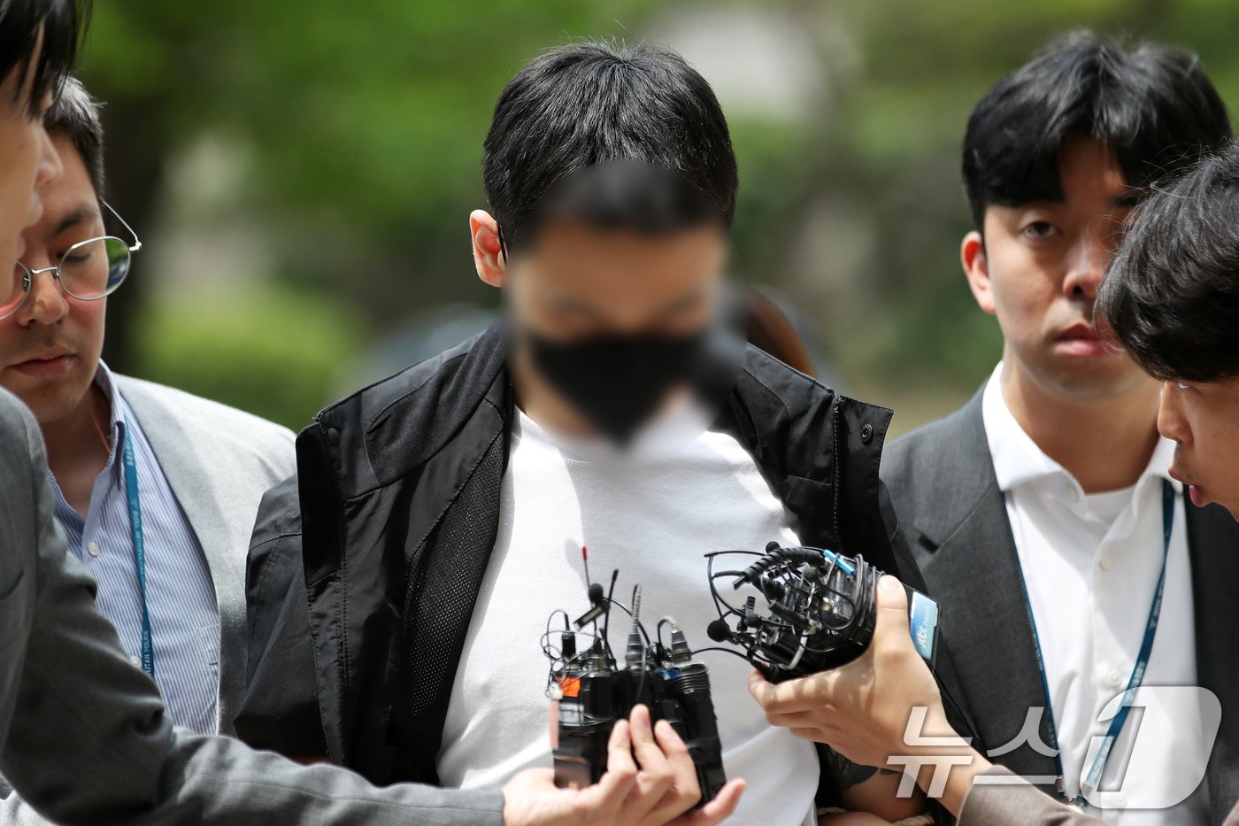 본문 이미지 - 지난해 12월 10대들에게 경복궁 낙서를 지시한 혐의를 받는 '이 팀장' A 씨가 25일 오후 서울 서초구 서울중앙지방법원에서 열린 구속 전 피의자 심문(영장실질심사)에 출석하고 있다. 불법 사이트 운영자인 A 씨는 지난해 12월 16일 경복궁 영추문, 국립고궁박물관, 서울경찰청 동문 담벼락에 스프레이를 이용해 '영화공짜 윌OO티비.com feat 누누'라는 약 30m 문구를 낙서하도록 지시한 혐의를 받는다. 2024.5.25/뉴스1 ⓒ News1 이승배 기자