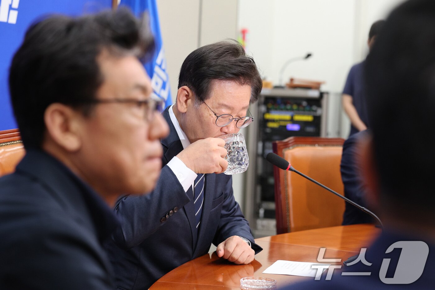 본문 이미지 - 이재명 더불어민주당 대표가 25일 오후 서울 여의도 국회에서 연금개혁 관련 기자회견에서 목을 축이고 있다. 이 대표는 이날 기자회견에서 "여당이 제시한 소득대체율 44%를 전적 수용하겠다＂고 밝혔다. 2024.5.25/뉴스1 ⓒ News1 신웅수 기자