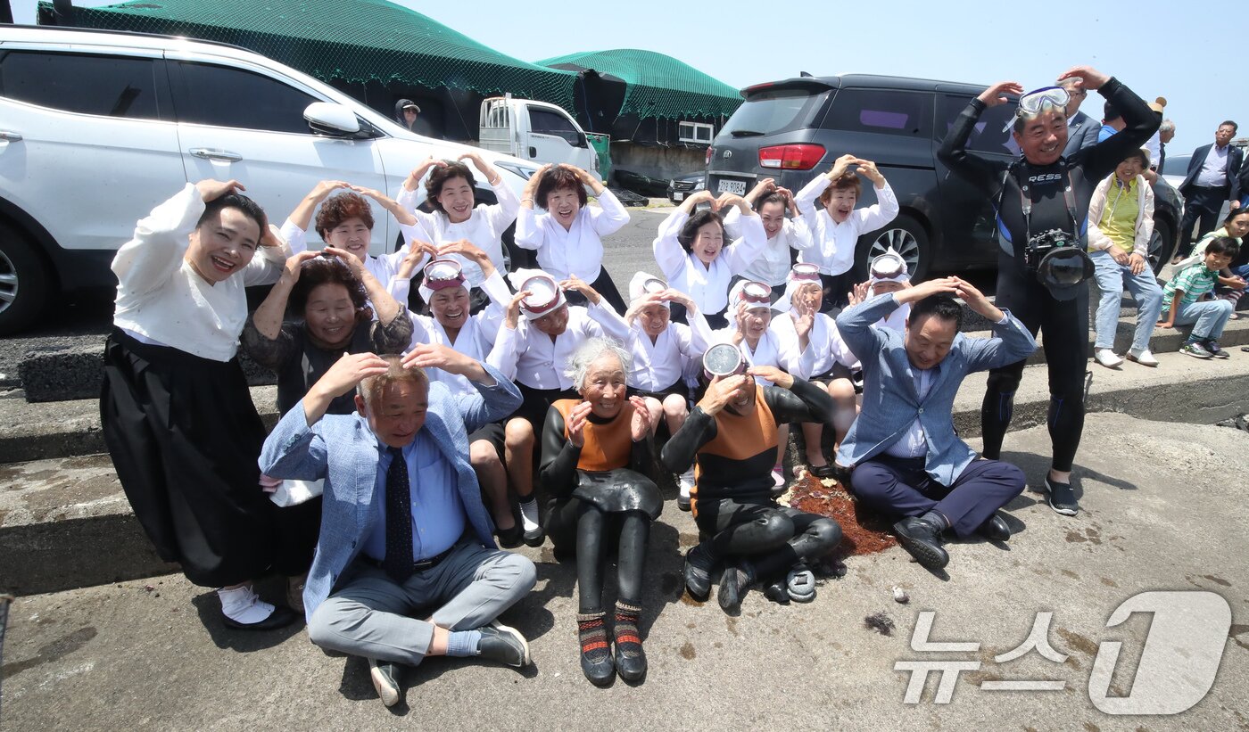 본문 이미지 - 25일 오후 제주시 한림읍 귀덕2리 어촌계에서 열린 제주해녀 은퇴식 '마지막 물질'에서 은퇴하는 해녀들과 참석자들이 기념촬영을 하고 있다. 2024.5.25/뉴스1 ⓒ News1 오현지 기자